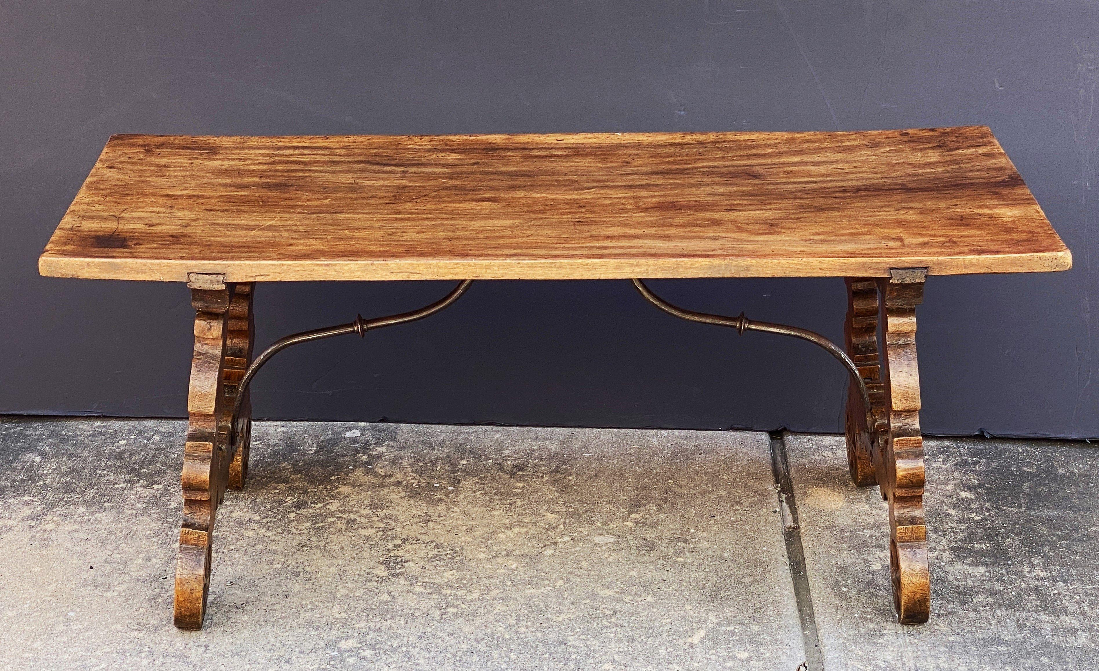 XVIIIe siècle Table basse espagnole en noyer avec supports en fer forgé en vente