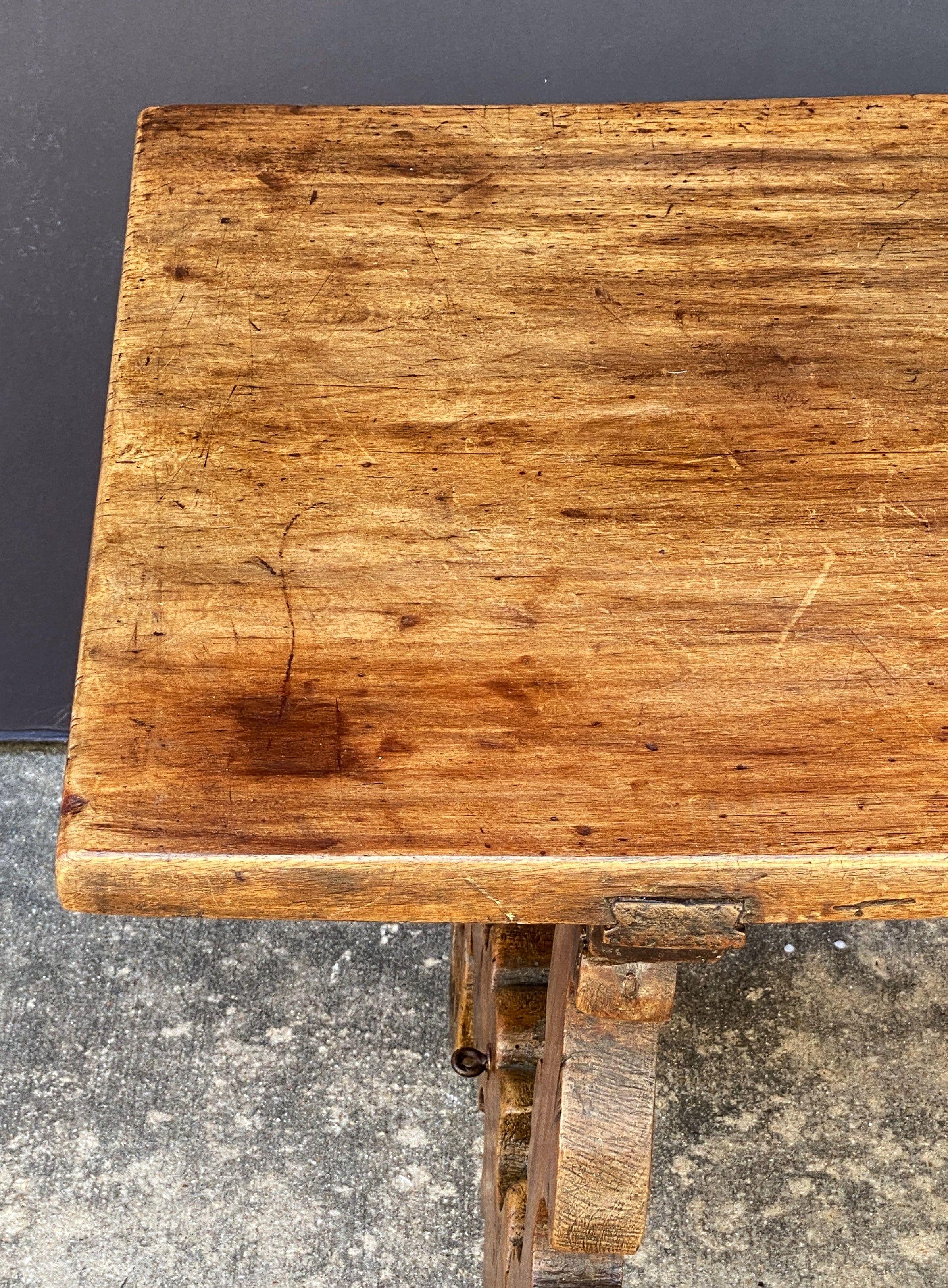 Métal Table basse espagnole en noyer avec supports en fer forgé en vente