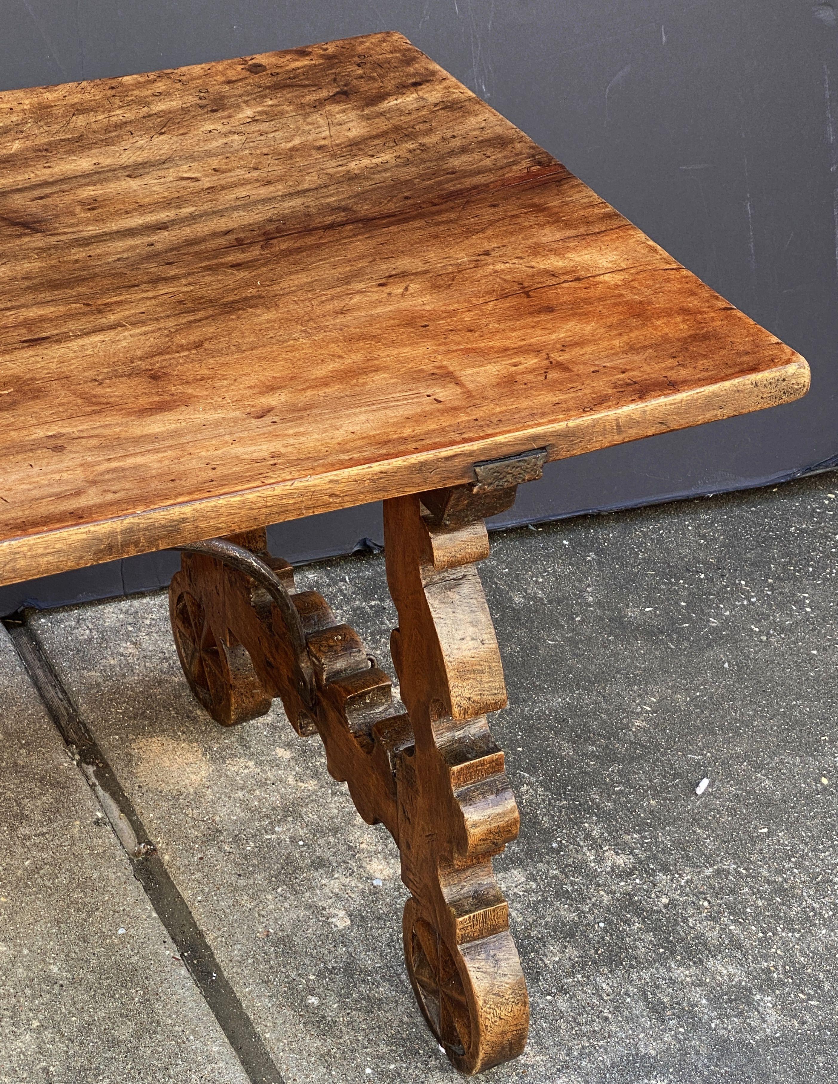 Table basse espagnole en noyer avec supports en fer forgé en vente 1
