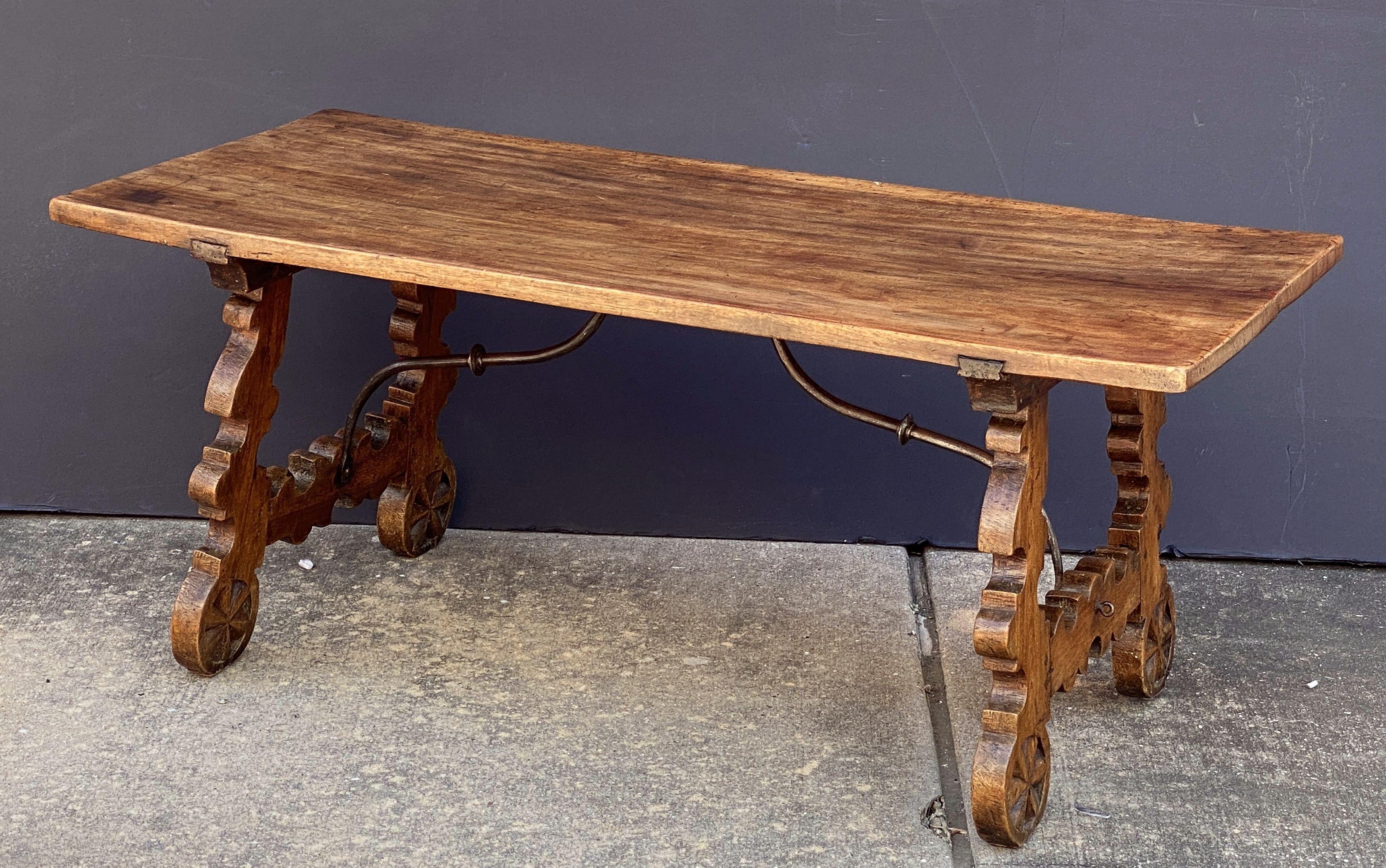 Table basse espagnole en noyer avec supports en fer forgé en vente 2