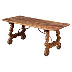 Table basse espagnole en noyer avec supports en fer forgé