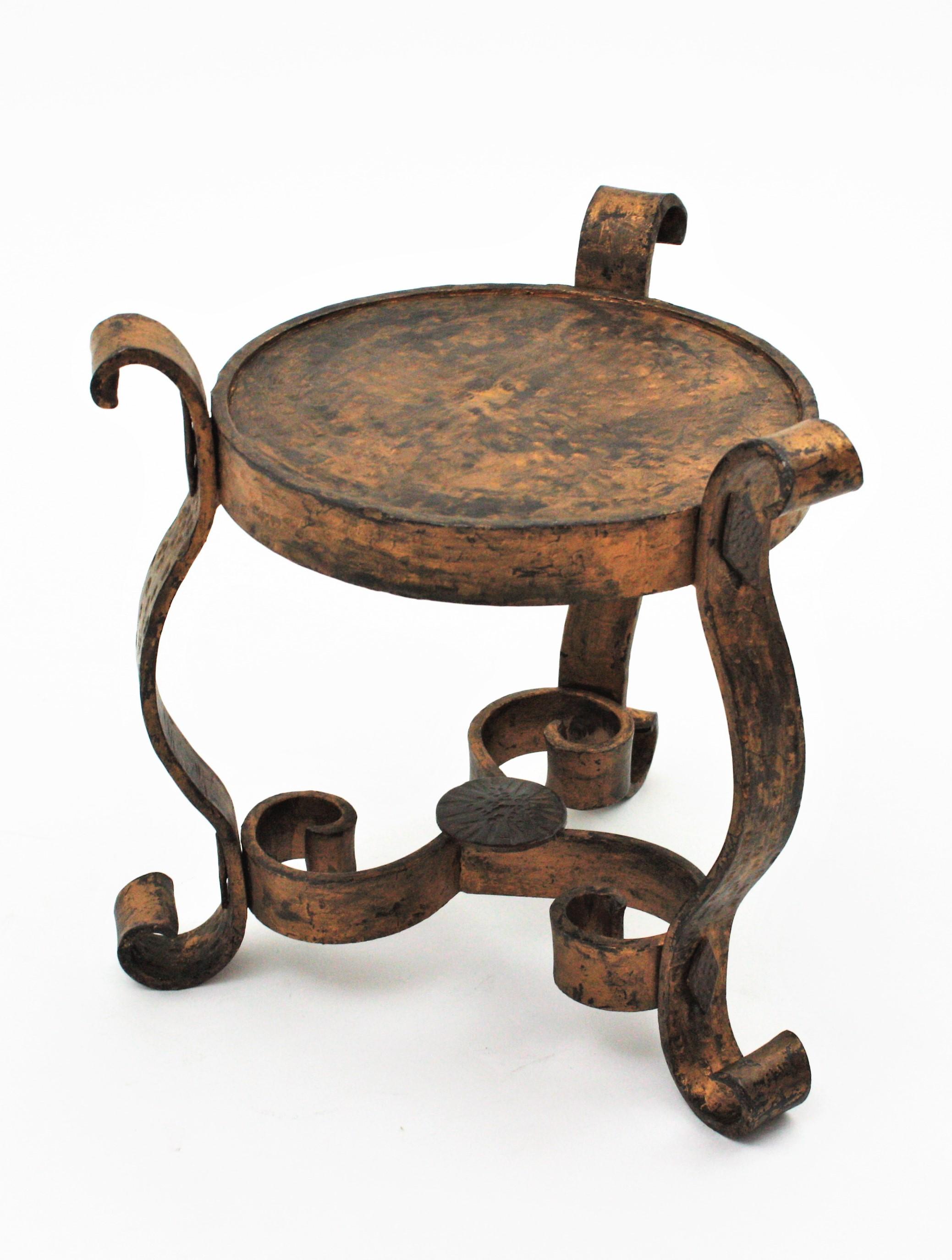 Mid-Century Modern Table basse espagnole / table à boire en fer forgé doré en vente