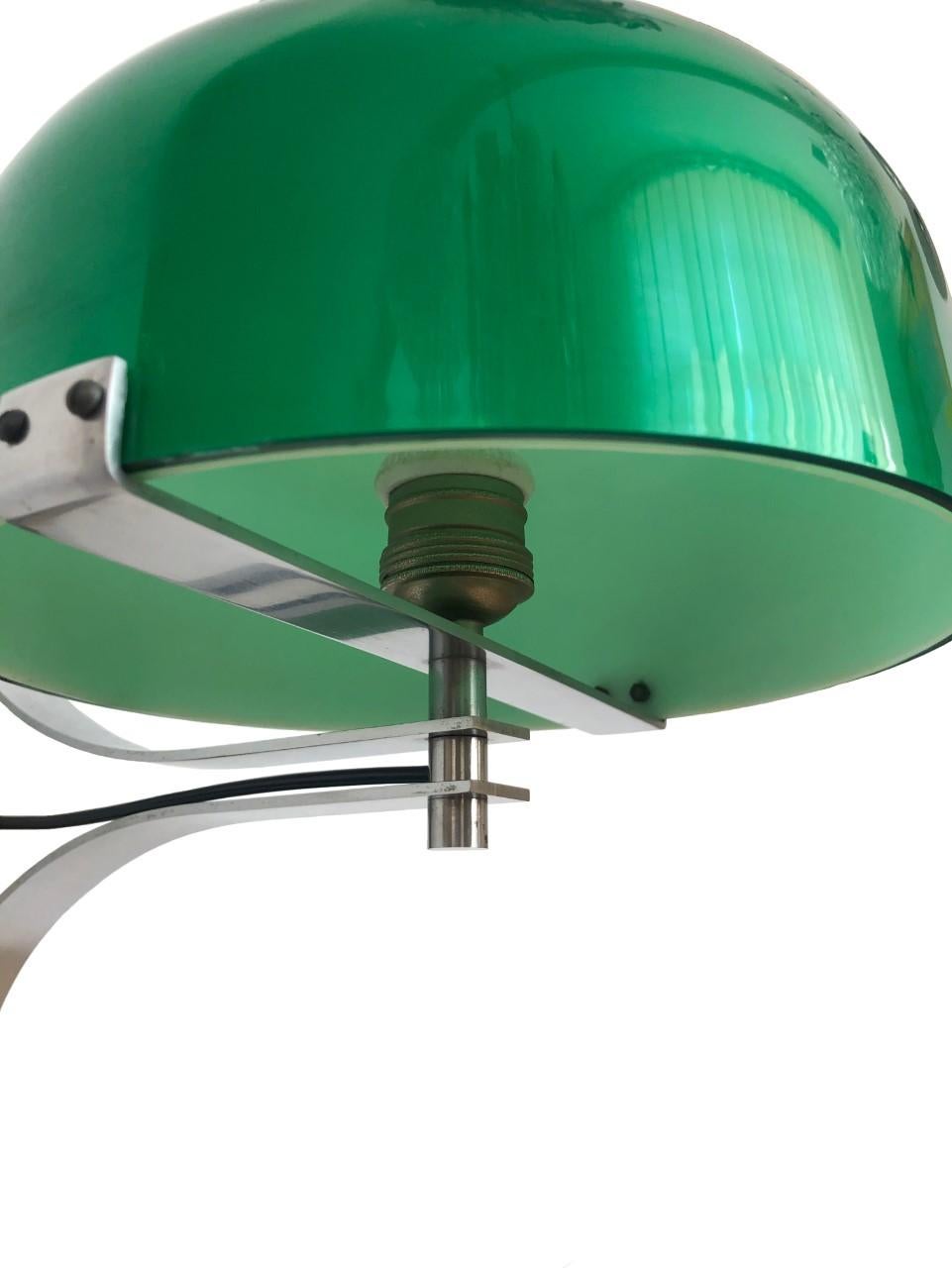 Unique and single Spanish green Lucite wall sconce by Miguel Milá.
This fixture is made in Barcelona (Spain) during 1970 by Tramo.
Miguel Milá Sagnier (Barcelona, ??1931) is a Spanish Industrial designer and interior designer. Founder of the