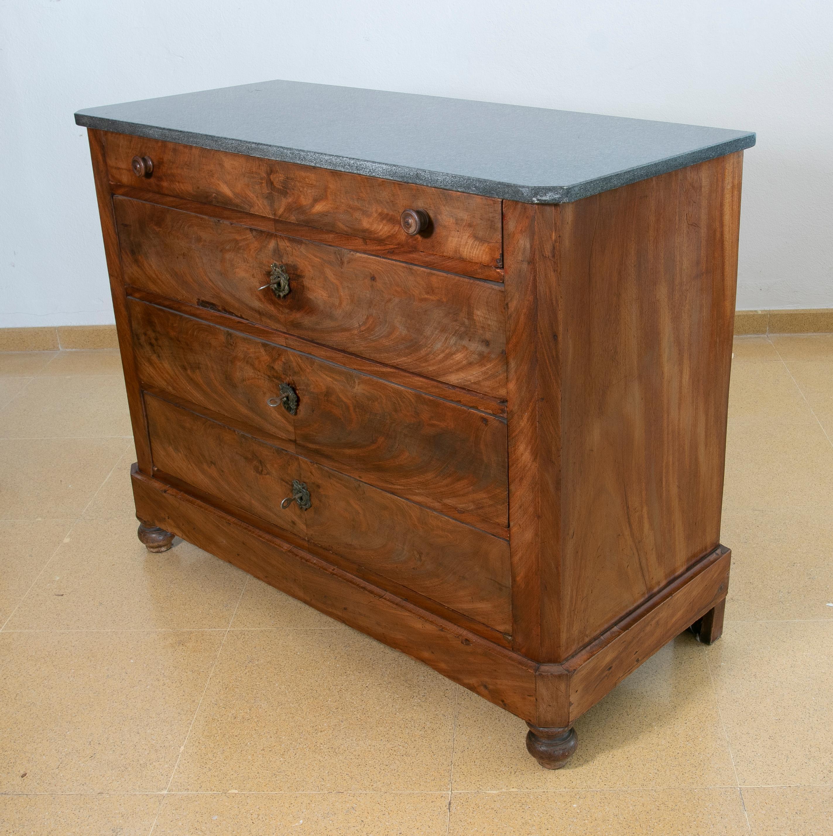 Cassettiera spagnola in mogano con cinque cassetti e maniglie in ferro e legno in vendita 4