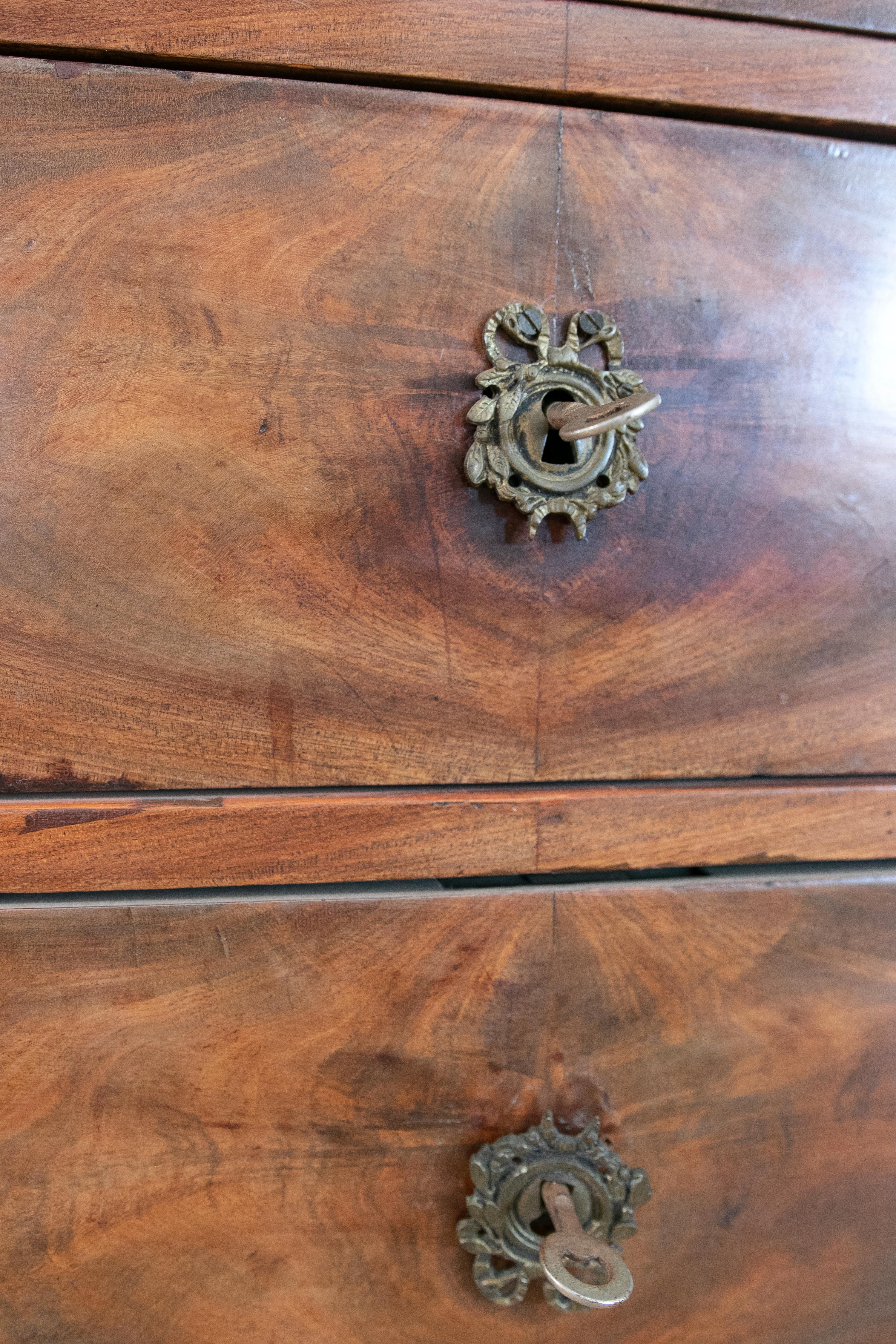 Cassettiera spagnola in mogano con cinque cassetti e maniglie in ferro e legno in vendita 7