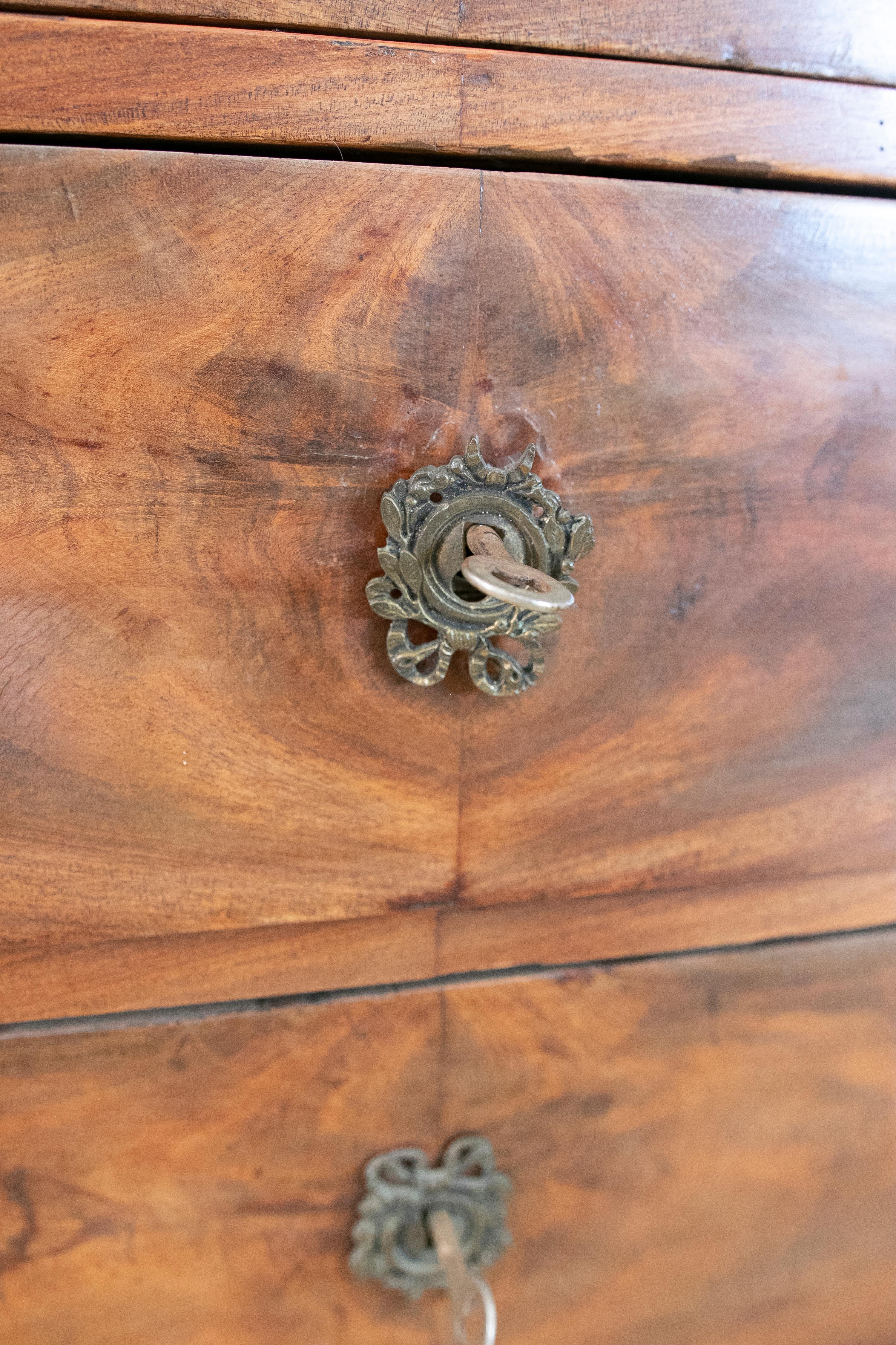 Cassettiera spagnola in mogano con cinque cassetti e maniglie in ferro e legno in vendita 8