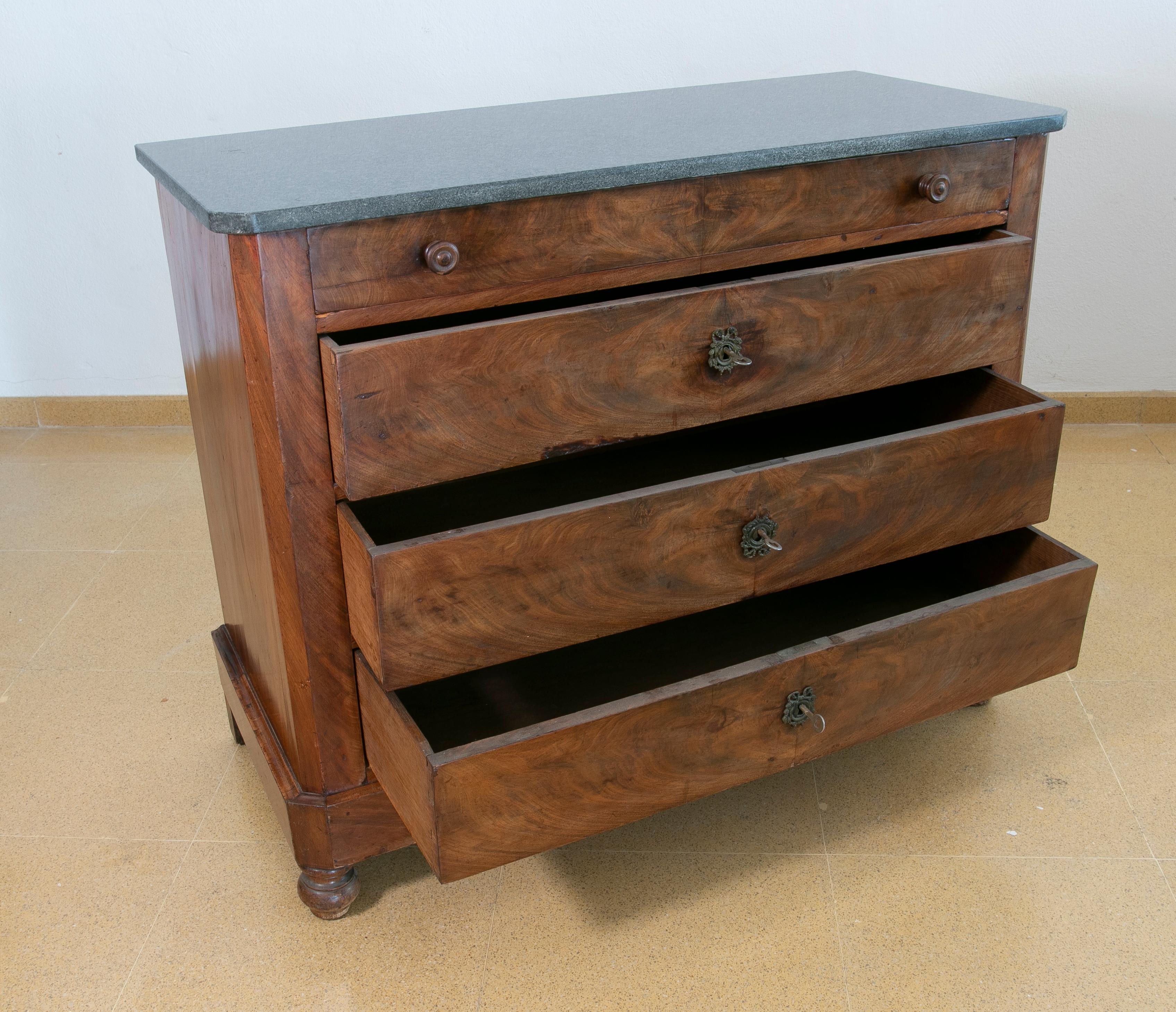 Spanish Mahogany Chest of Drawers with Five Drawers and Iron and Wooden Handles In Good Condition For Sale In Marbella, ES