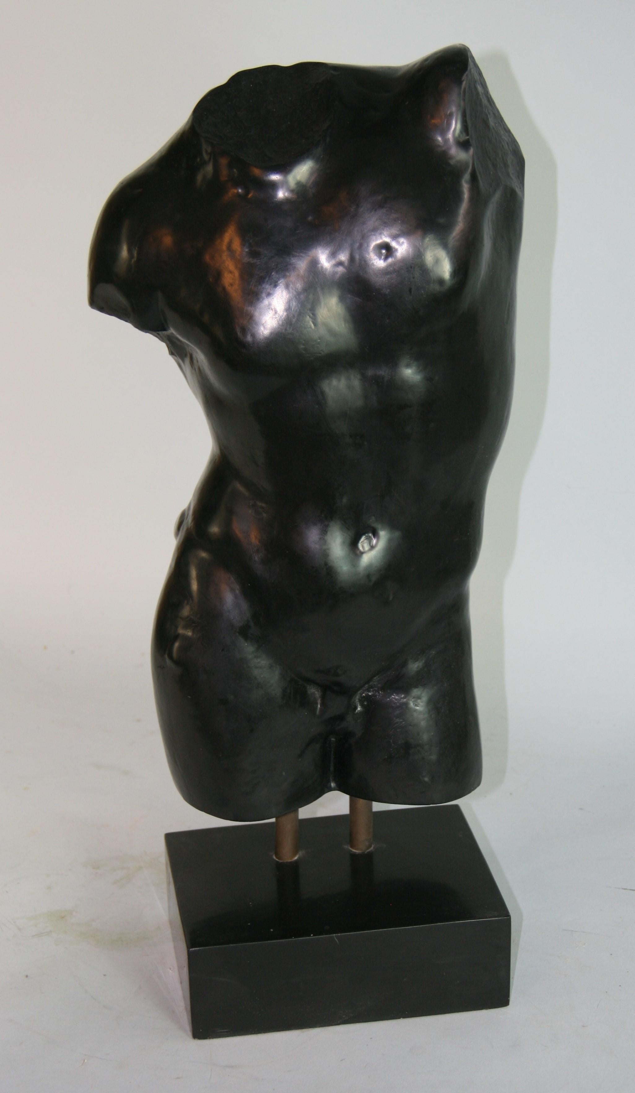 1645 Torso masculino de piedra negra de fundición española
Pegatina del fabricante en la parte trasera Capital made in Spain