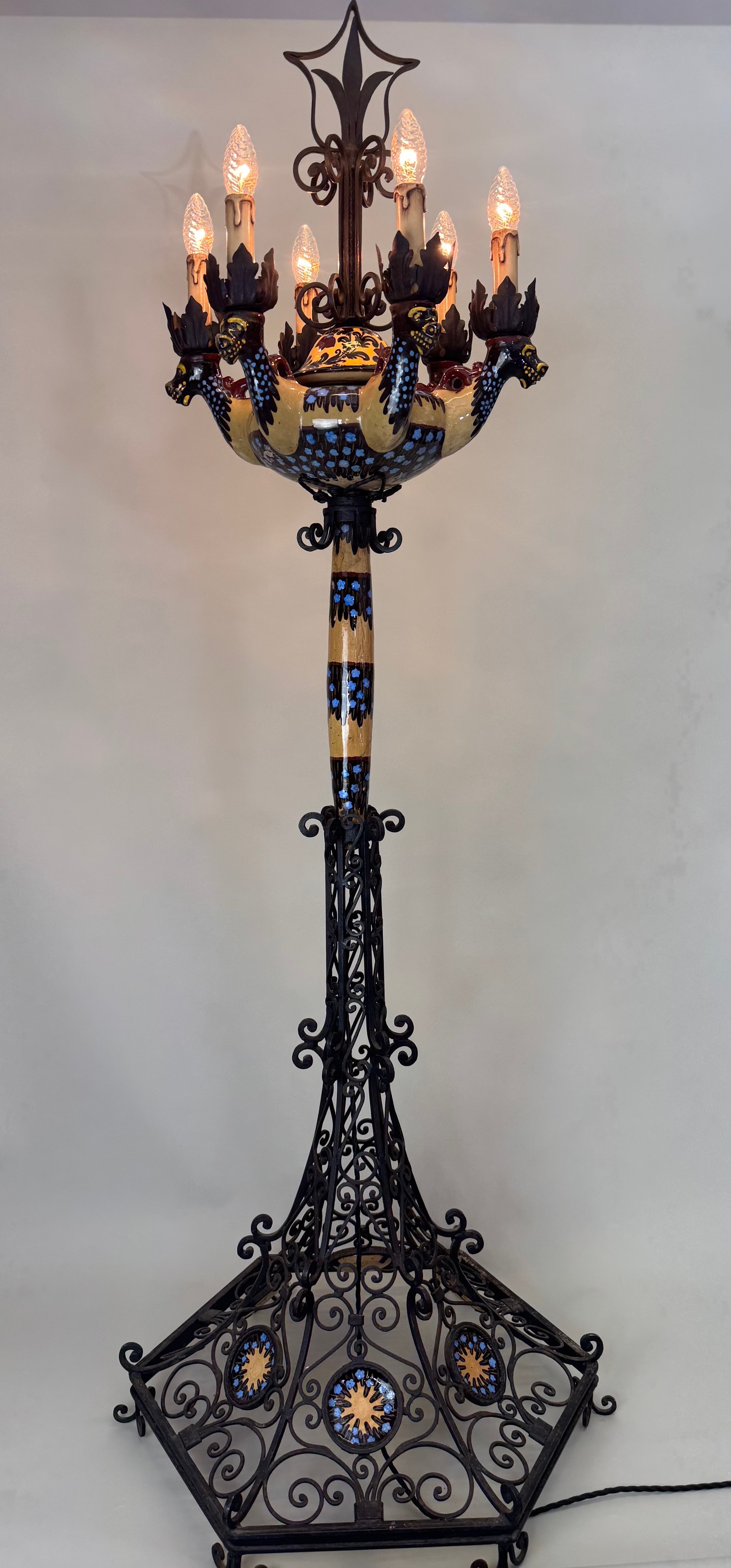 Lámpara de pie española de manises de mayólica y hierro forjado del Renacimiento Gótico, 1900 Renacimiento gótico en venta