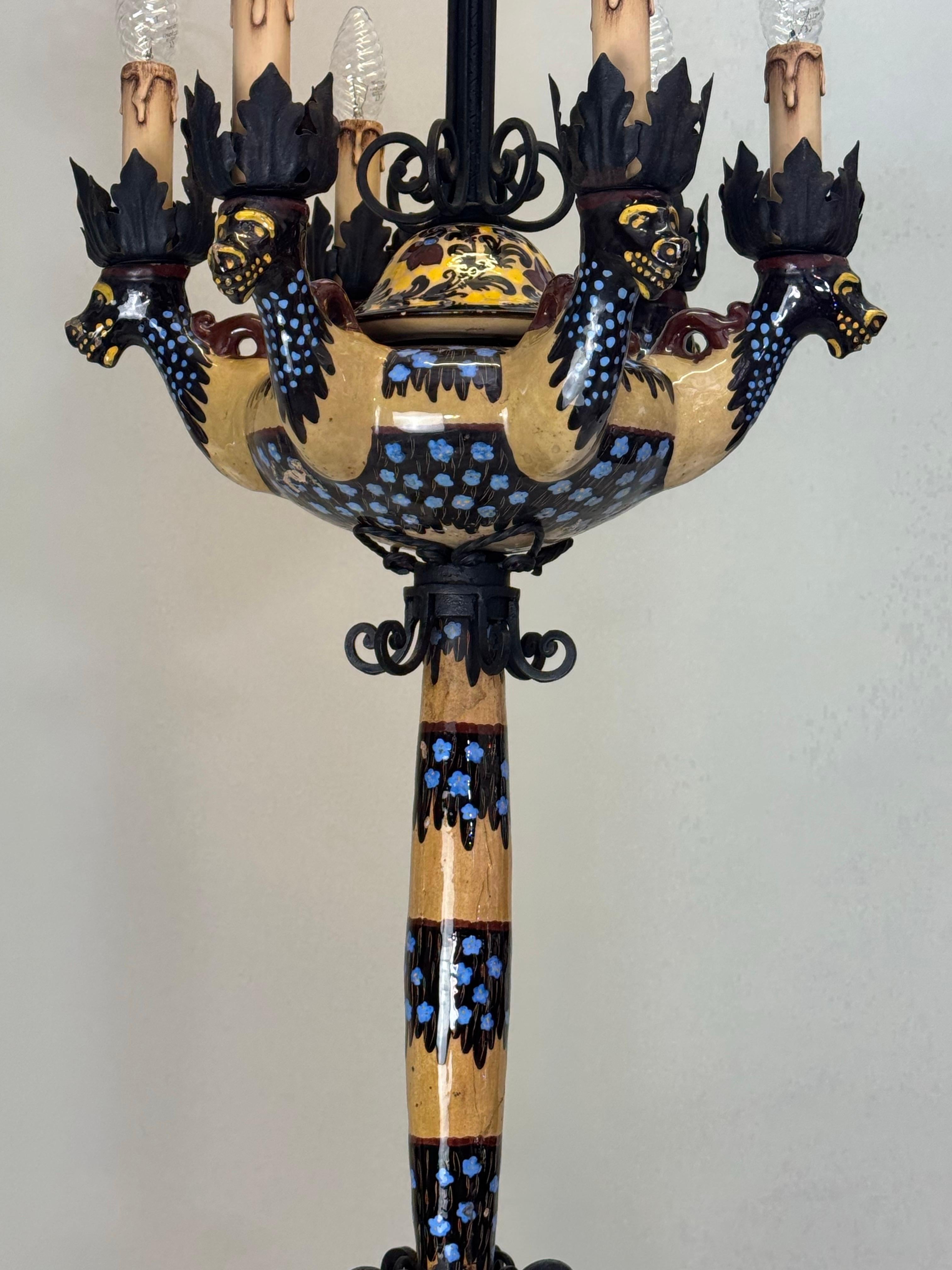 Lámpara de pie española de manises de mayólica y hierro forjado del Renacimiento Gótico, 1900 Español en venta