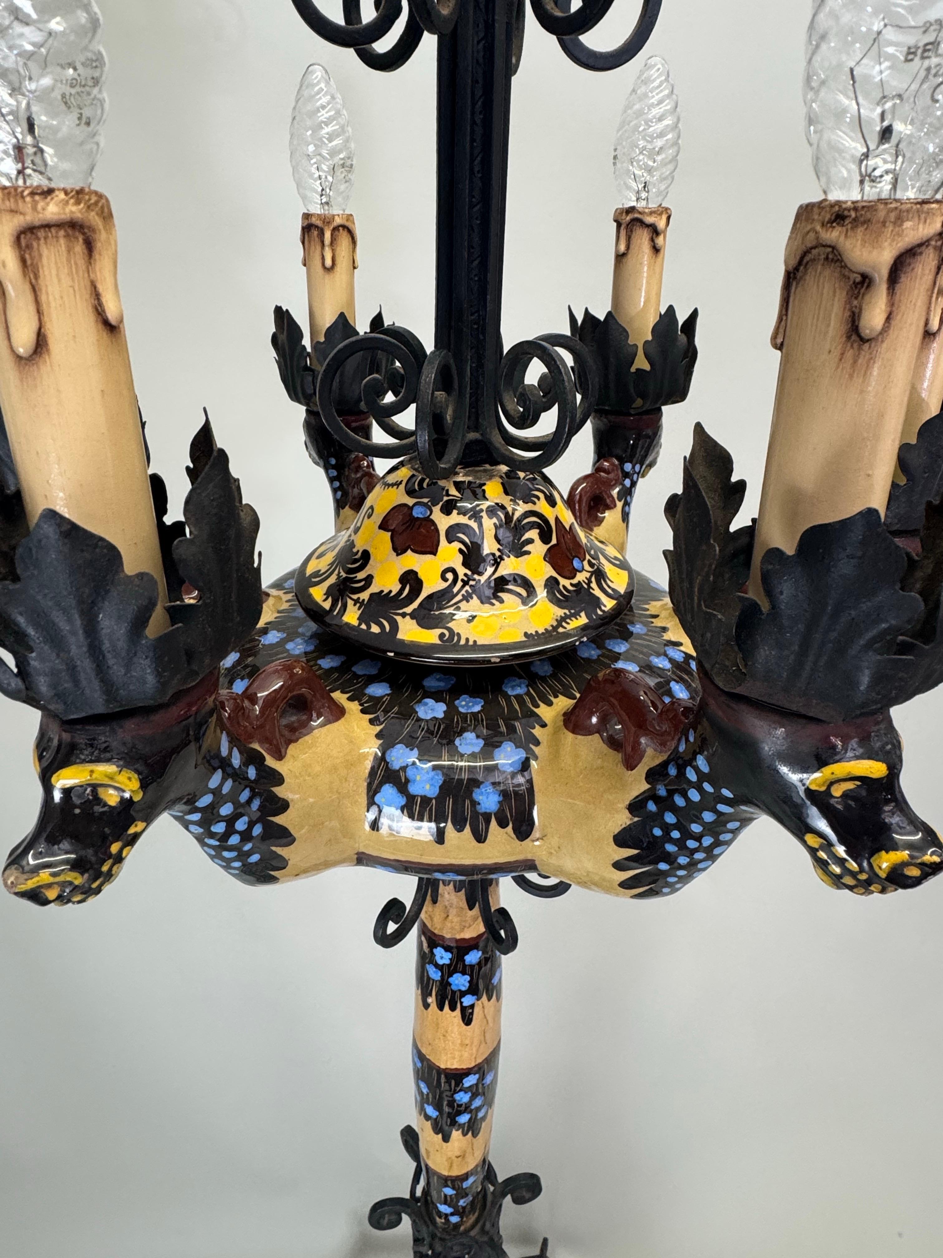 Lámpara de pie española de manises de mayólica y hierro forjado del Renacimiento Gótico, 1900 Pintado a mano en venta