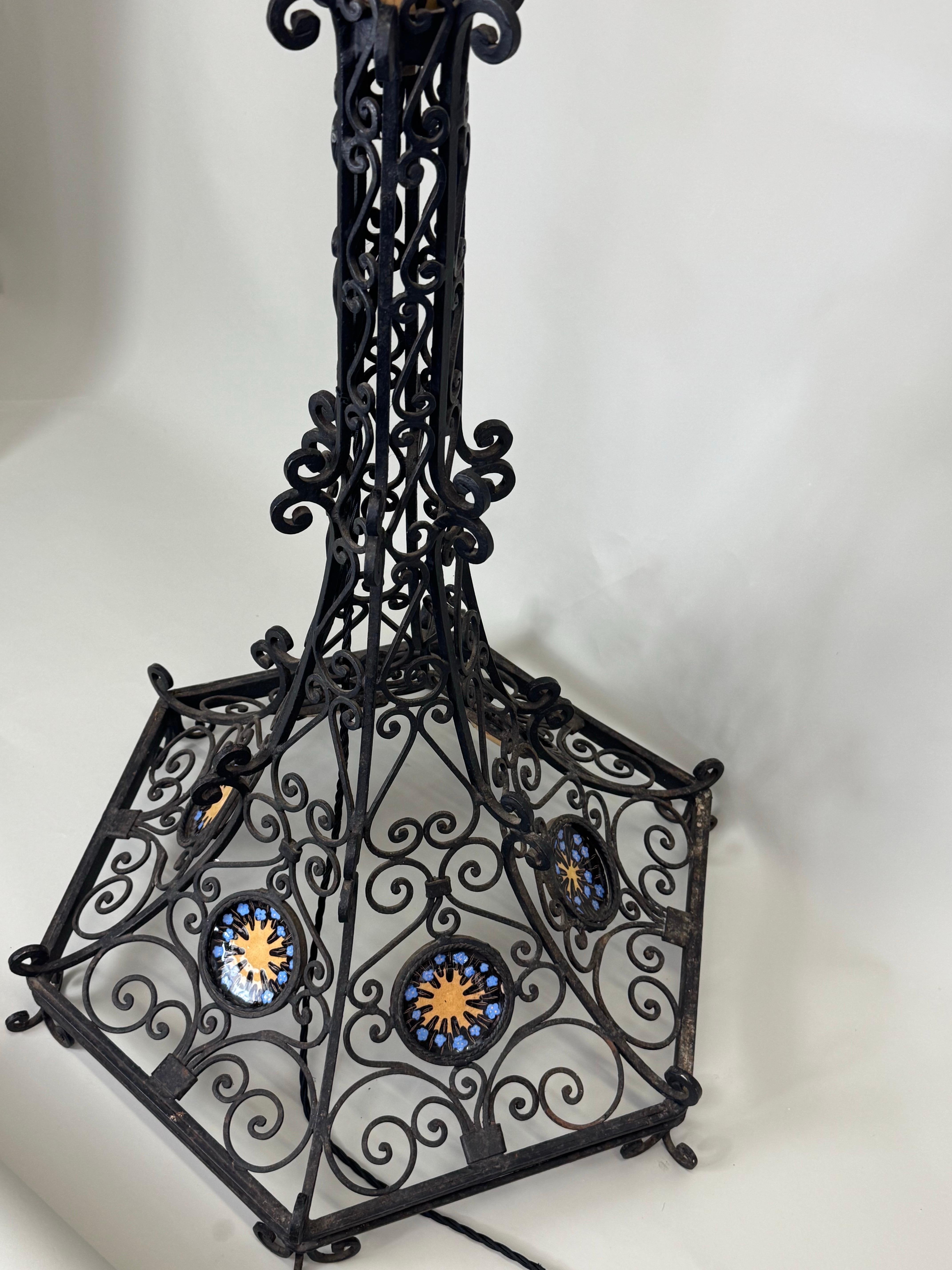 Lámpara de pie española de manises de mayólica y hierro forjado del Renacimiento Gótico, 1900 en Bueno estado para la venta en Warsaw, PL