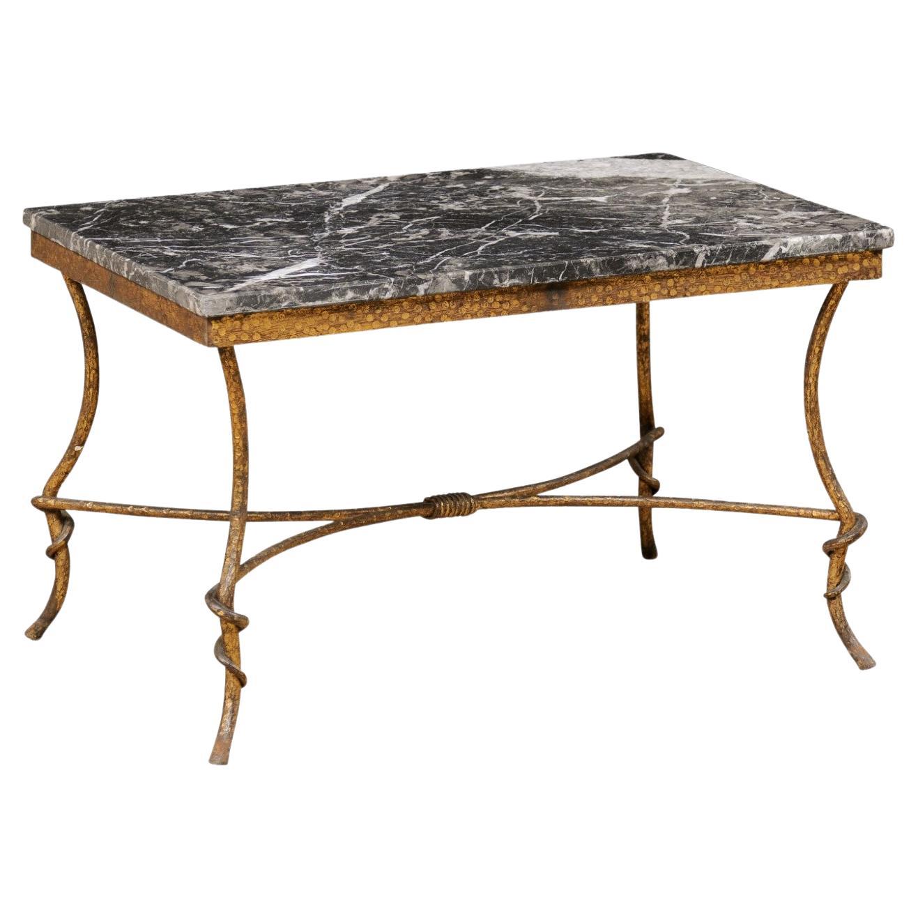Table basse rectangulaire avec plateau en marbre espagnol et base en fer doré et martelé