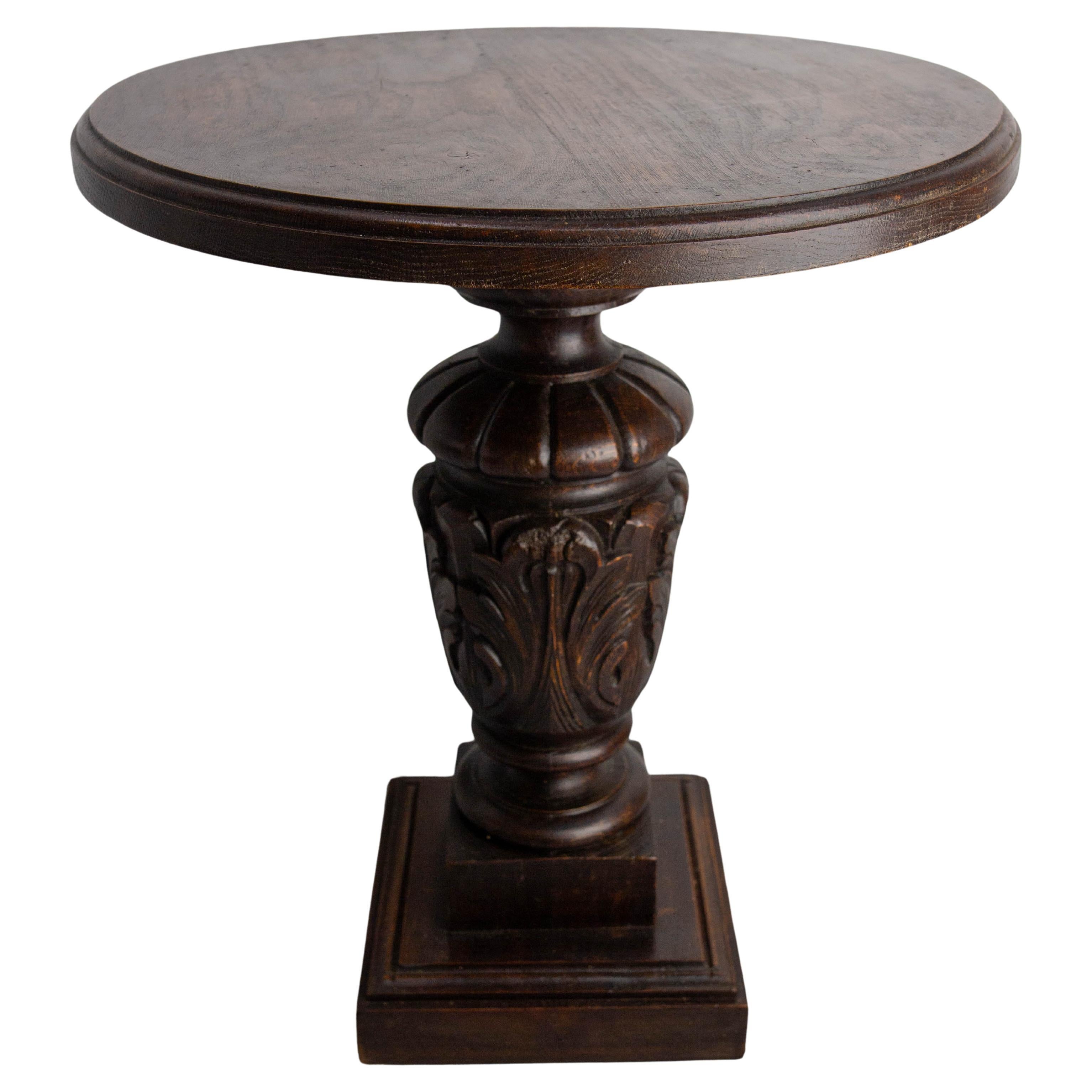 Petite table basse ou table d'appoint en chêne guéridon.
Cette table pesdestal a été fabriquée en Espagne vers 1960.
Toute la table est en chêne massif.

En bon état.

Expédition :
51 / 51 / 58 cm 10.7 kg