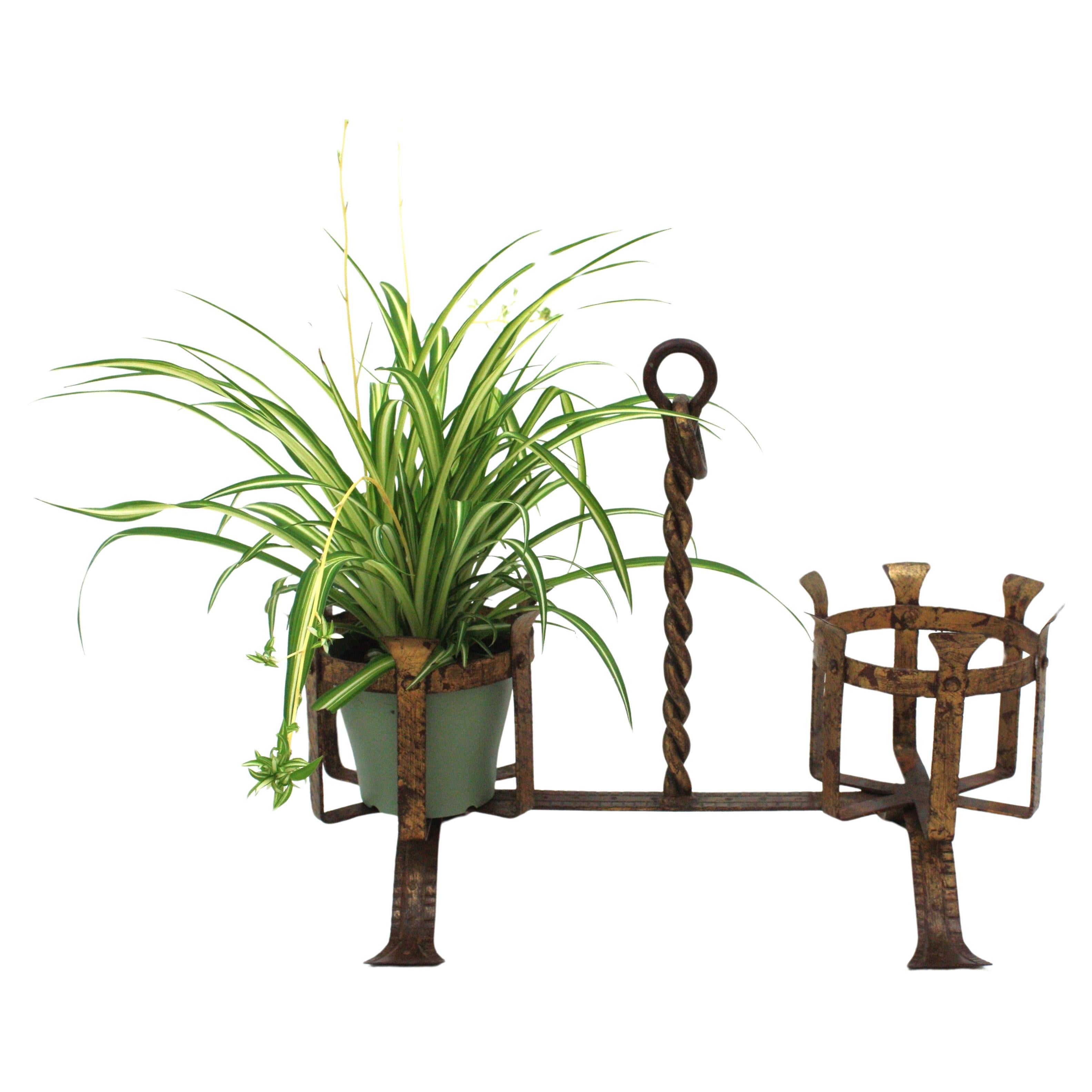 Hand Forged Double Floor Planter, Gold leaf, gilt iron, Spain, 1940s.
Rare find.
One of a kind double plant iron stand entirely made by hand. This planter features two basket planters joined between them with an iron stretcher. They stand on a four