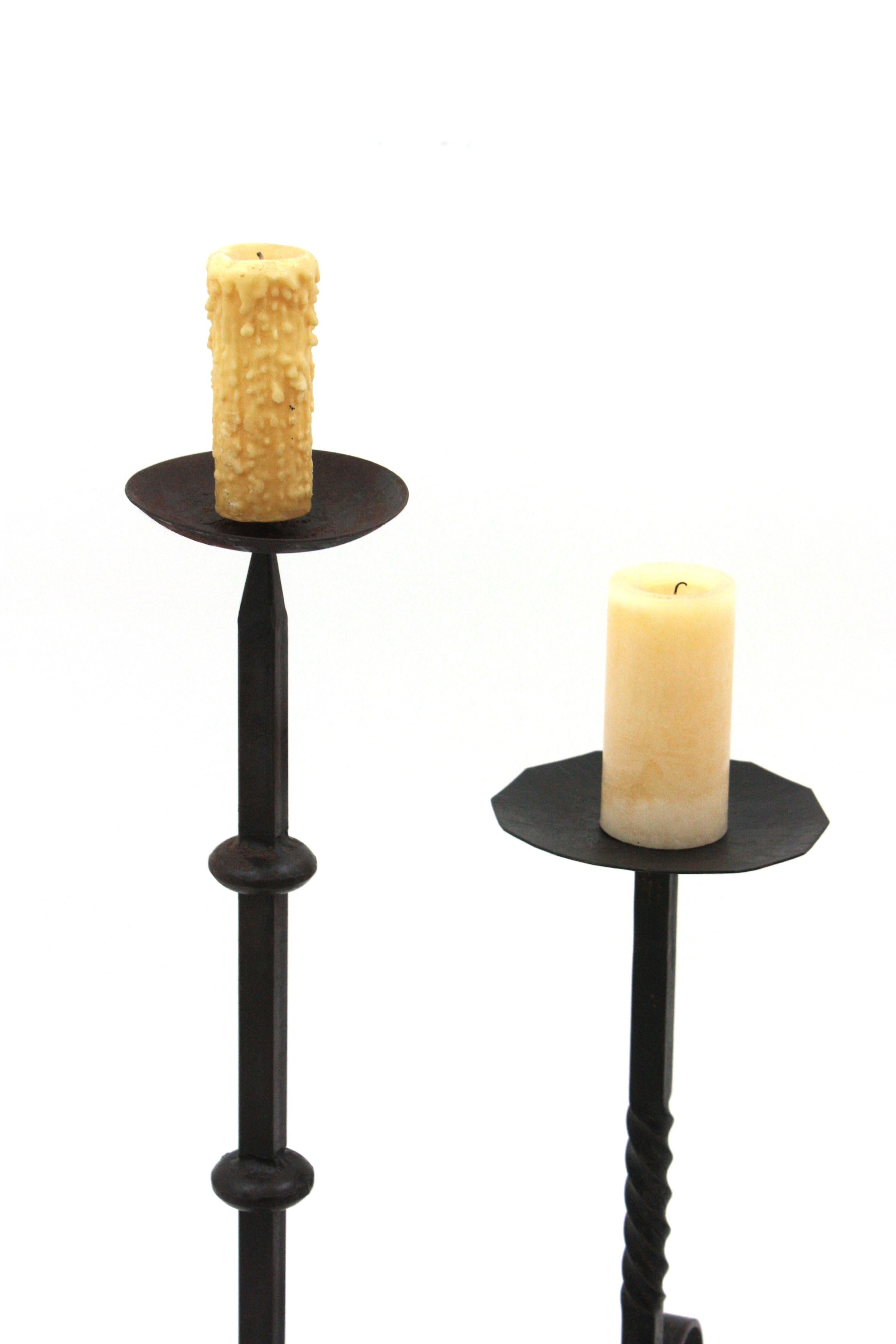 Spanischer mittelalterlicher handgeschmiedeter Eisen-Kerzenständer / Bodenkerzenhalter (Mittelalterlich) im Angebot