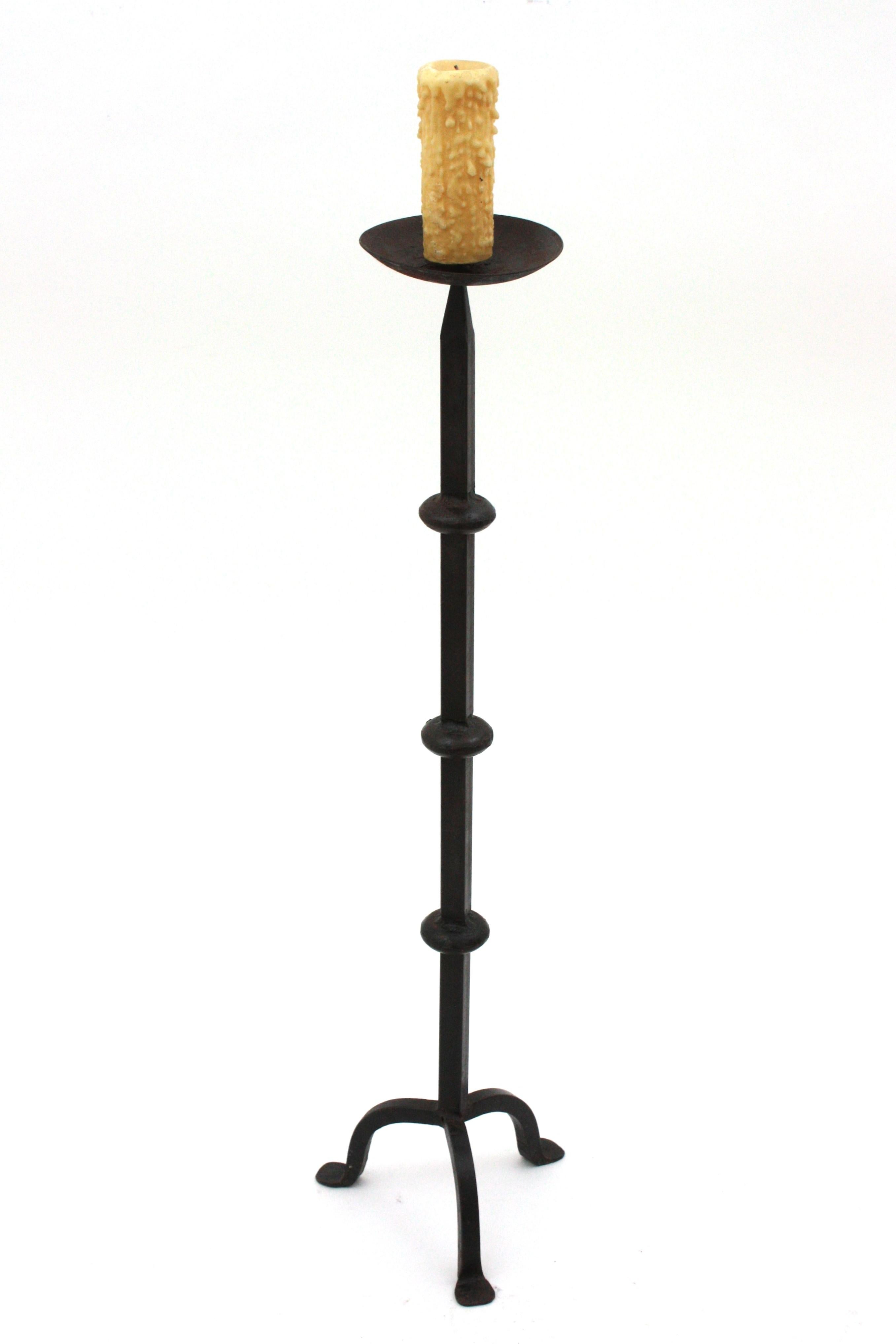 Spanish Medieval Hand Forged Iron Candle Stand / Floor Candle Holder In Good Condition For Sale In Barcelona, ES