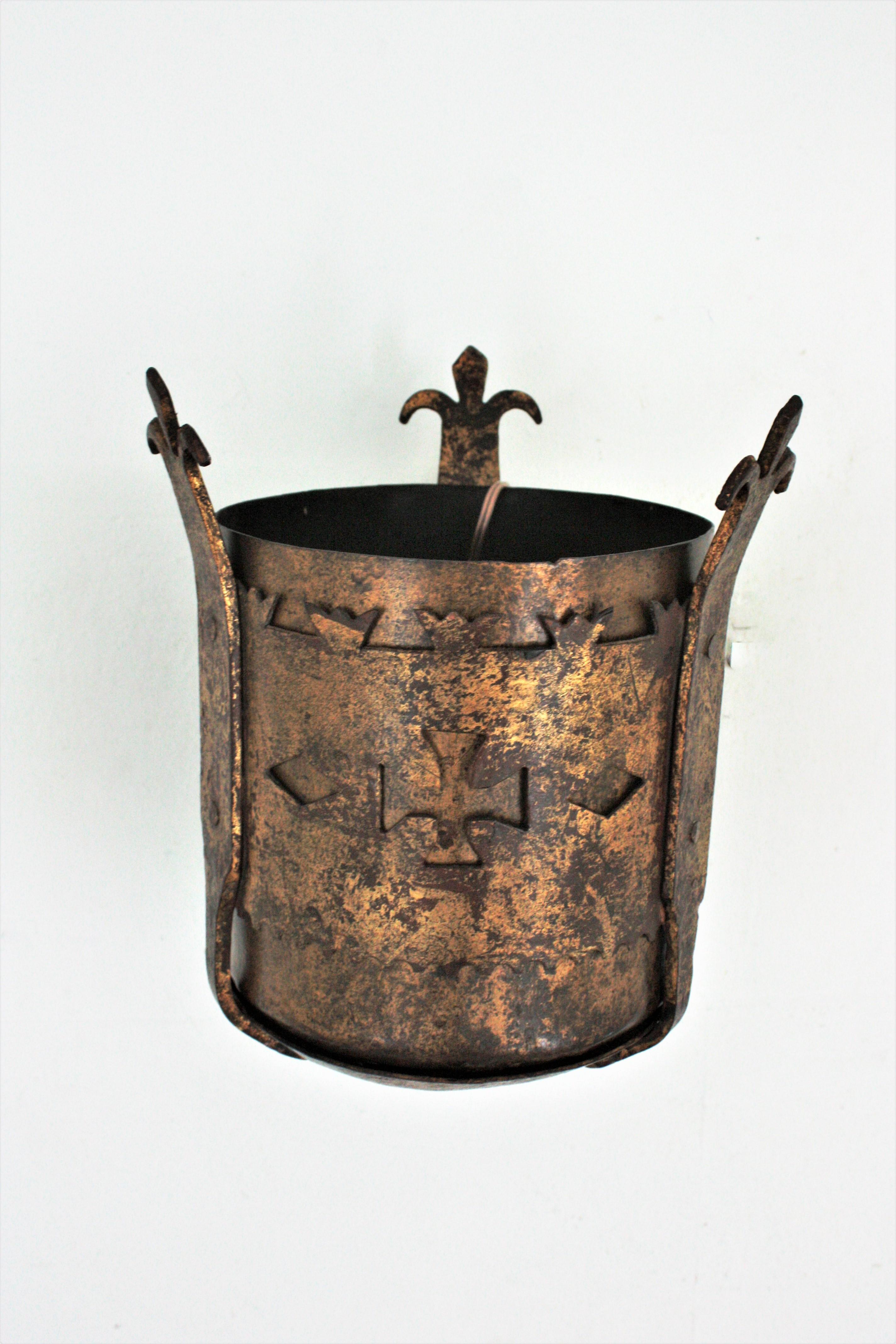 Apliques Estilo Medieval Español en Hierro Forjado a Mano Dorado en venta 8