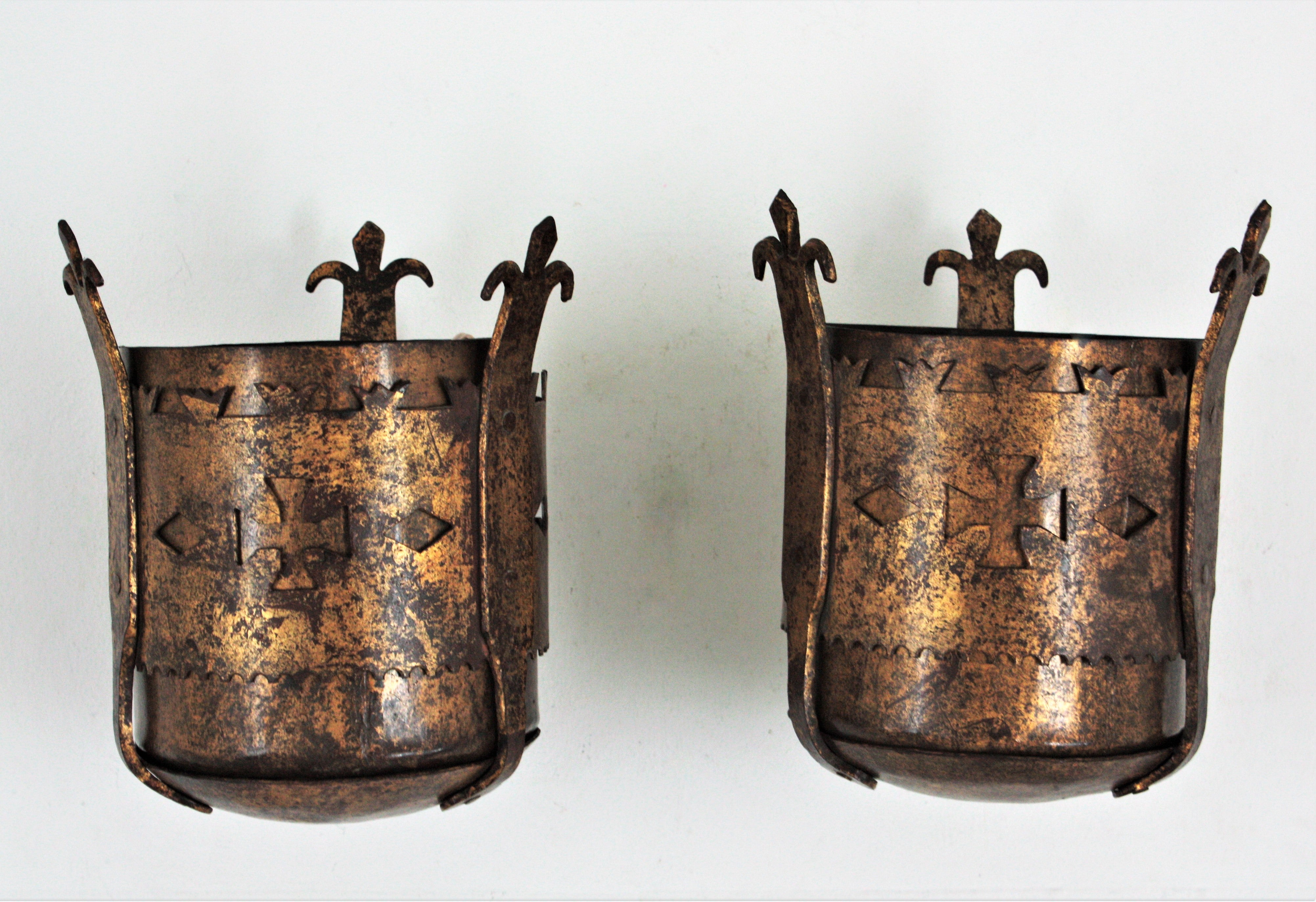 Spanish Medieval Style Wall Sconces in Gilt Hand Forged Iron In Good Condition For Sale In Barcelona, ES