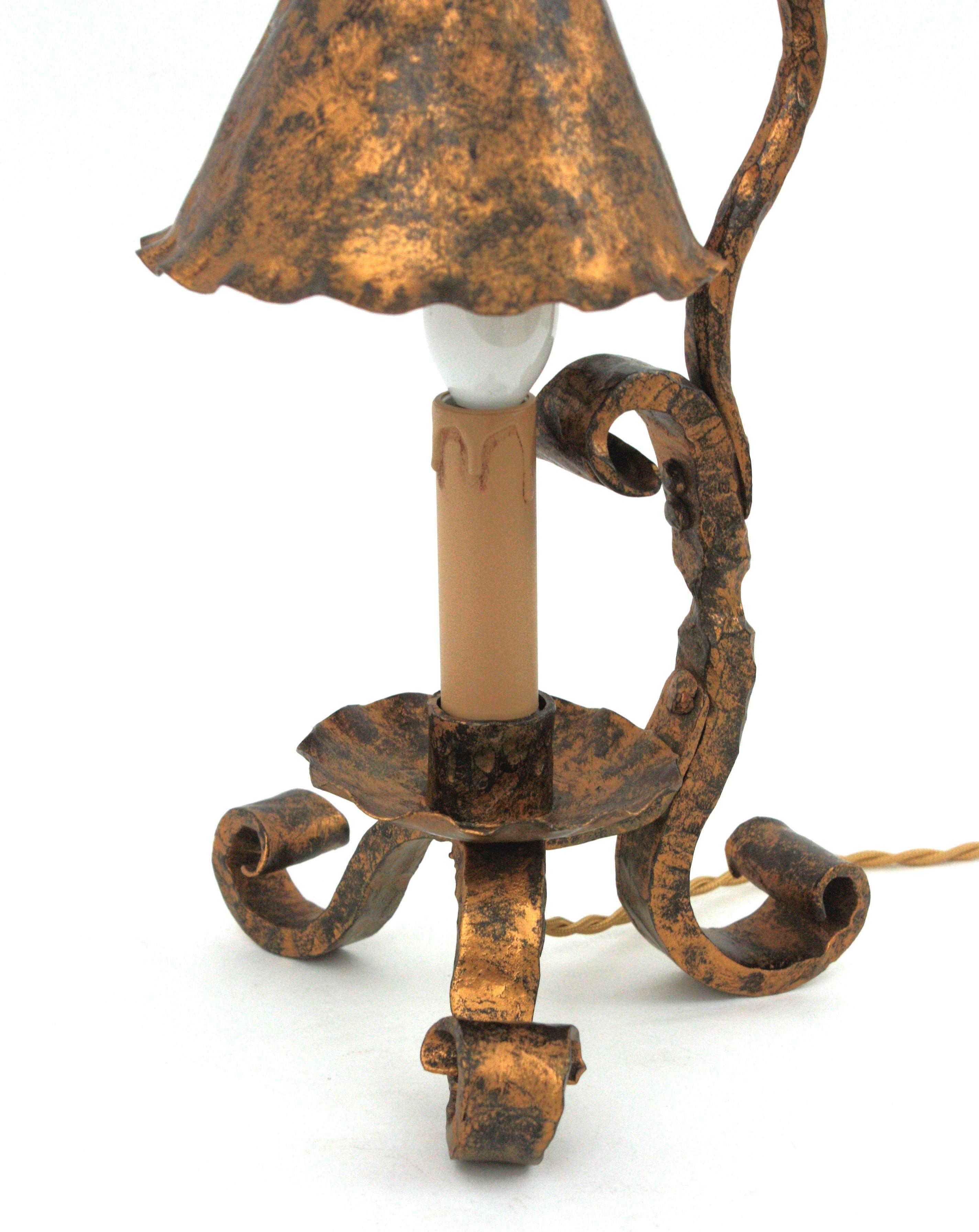 Lampe de table médiévale espagnole en fer forgé doré en vente 3