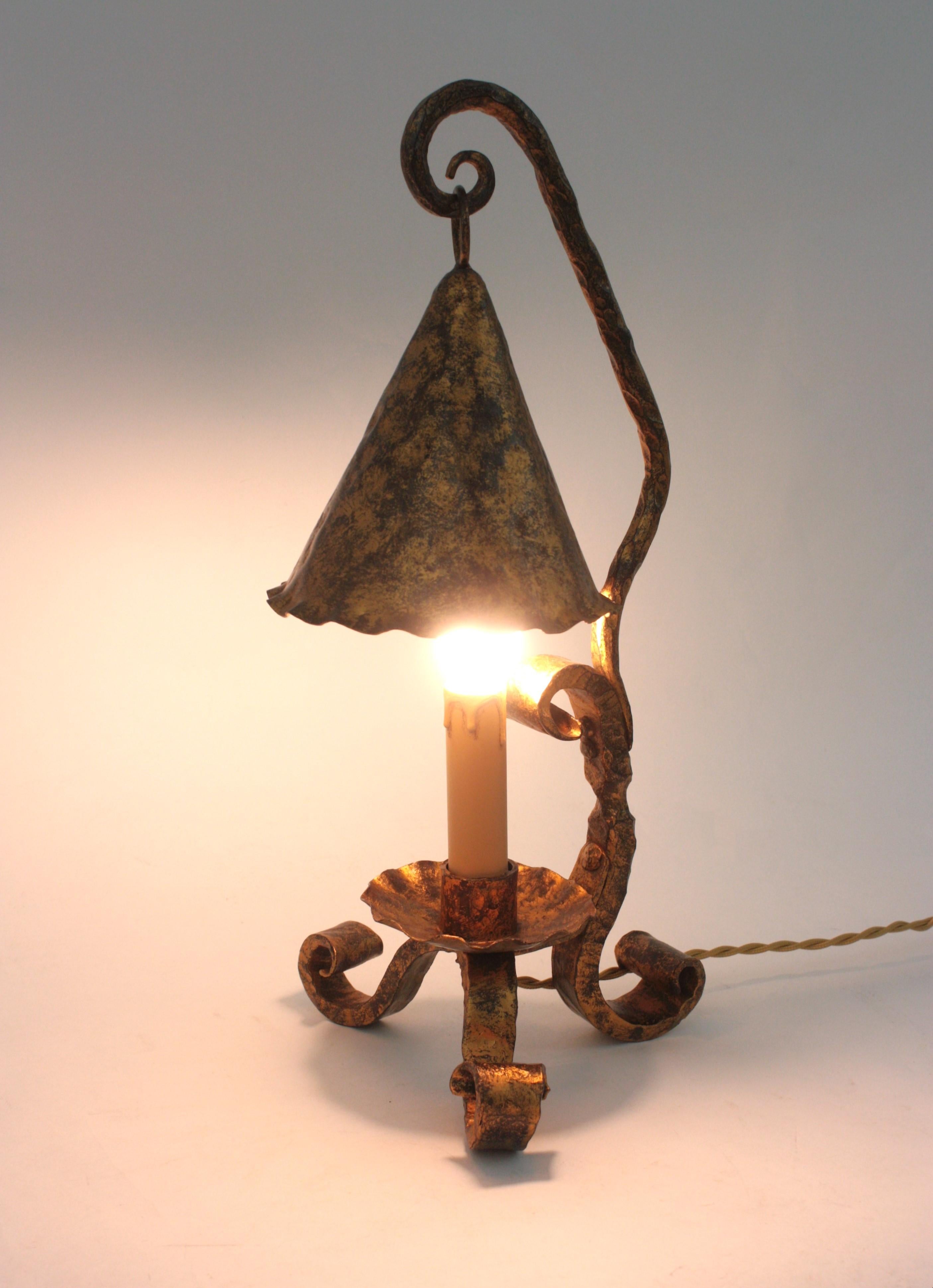 Lampe de table médiévale espagnole en fer forgé doré en vente 4