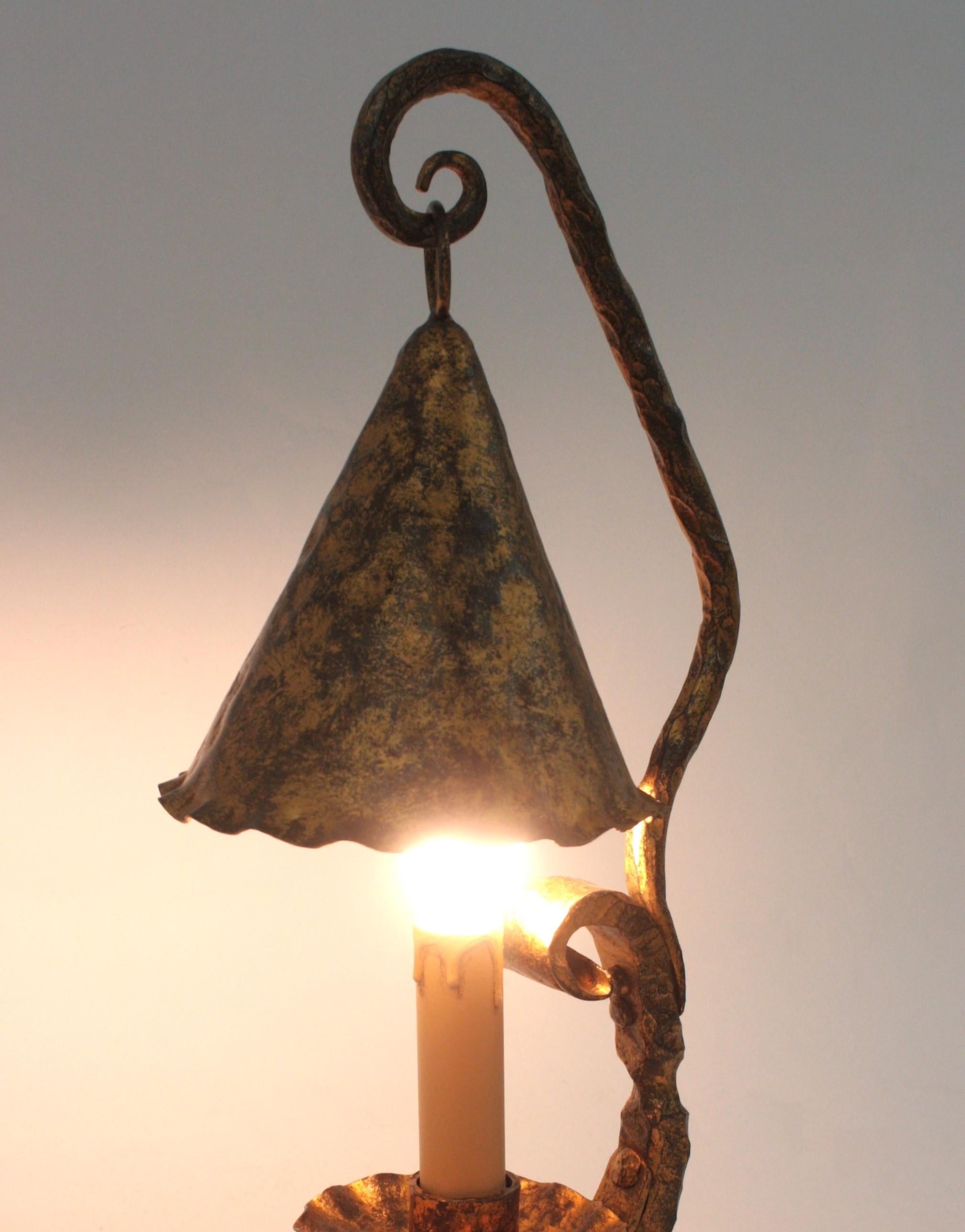 Lampe de table médiévale espagnole en fer forgé doré en vente 5