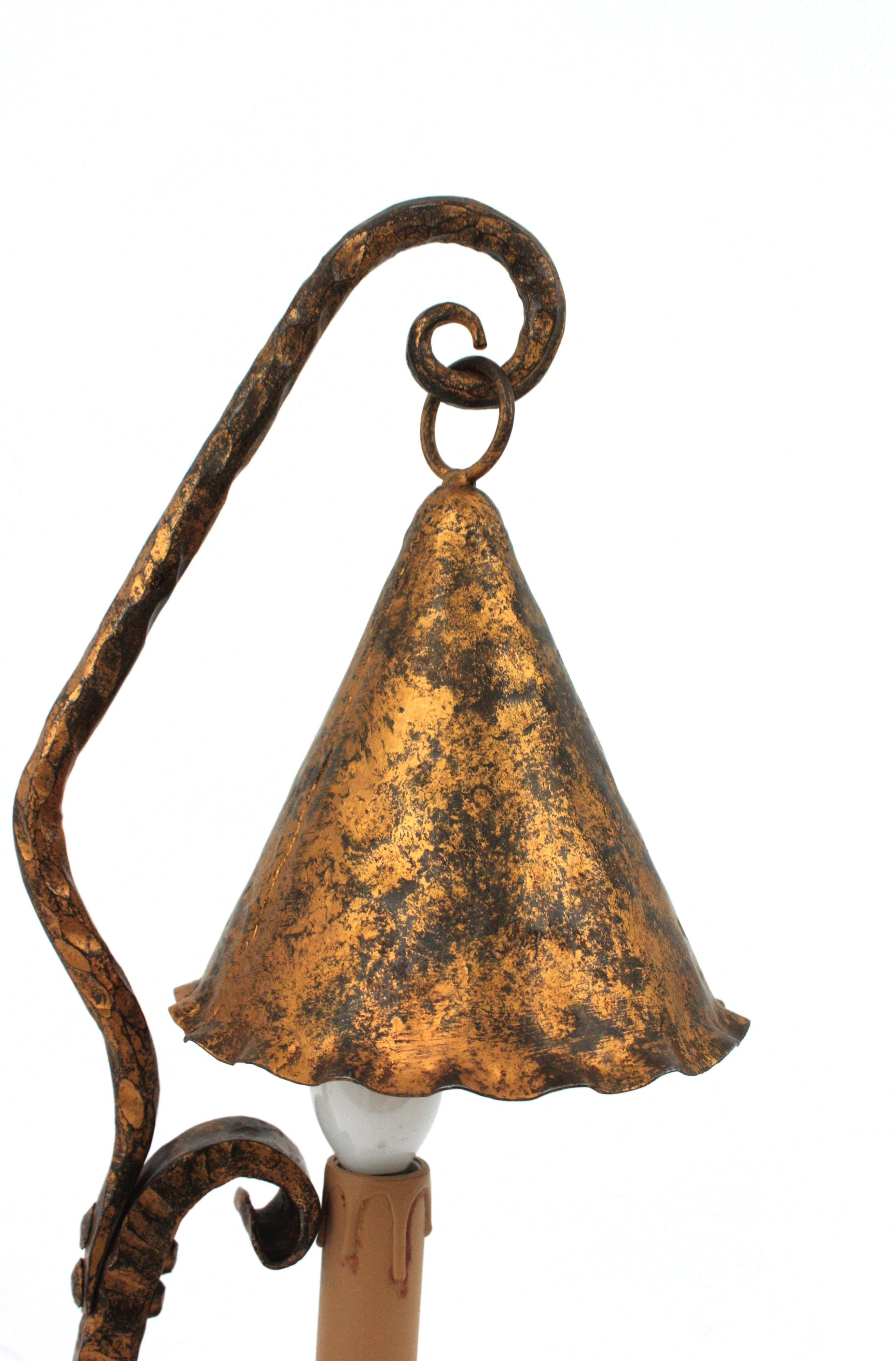 Espagnol Lampe de table médiévale espagnole en fer forgé doré en vente