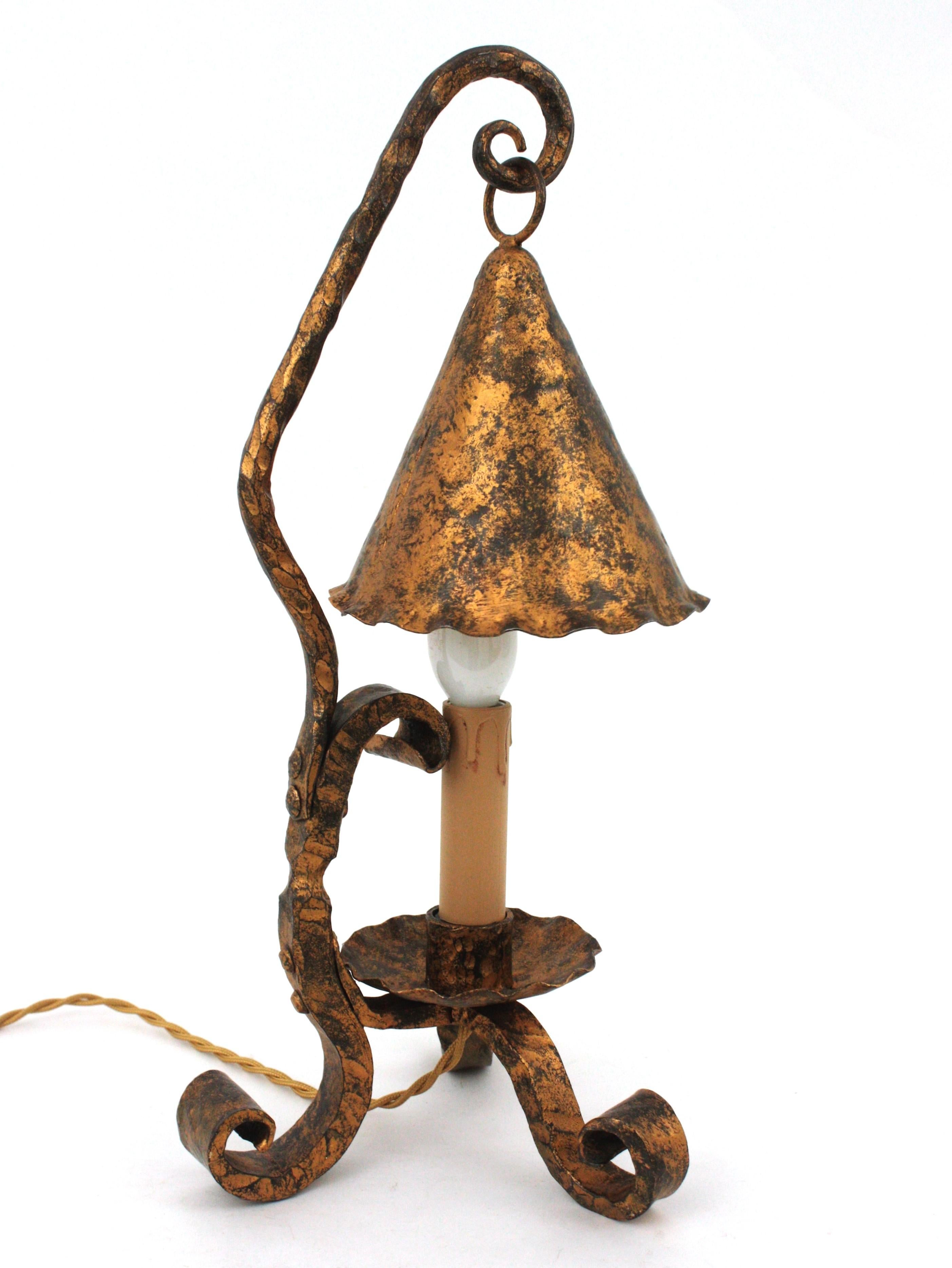 20th Century Spanish Medieval Table Lamp in Gilt Wrought Iron For Sale