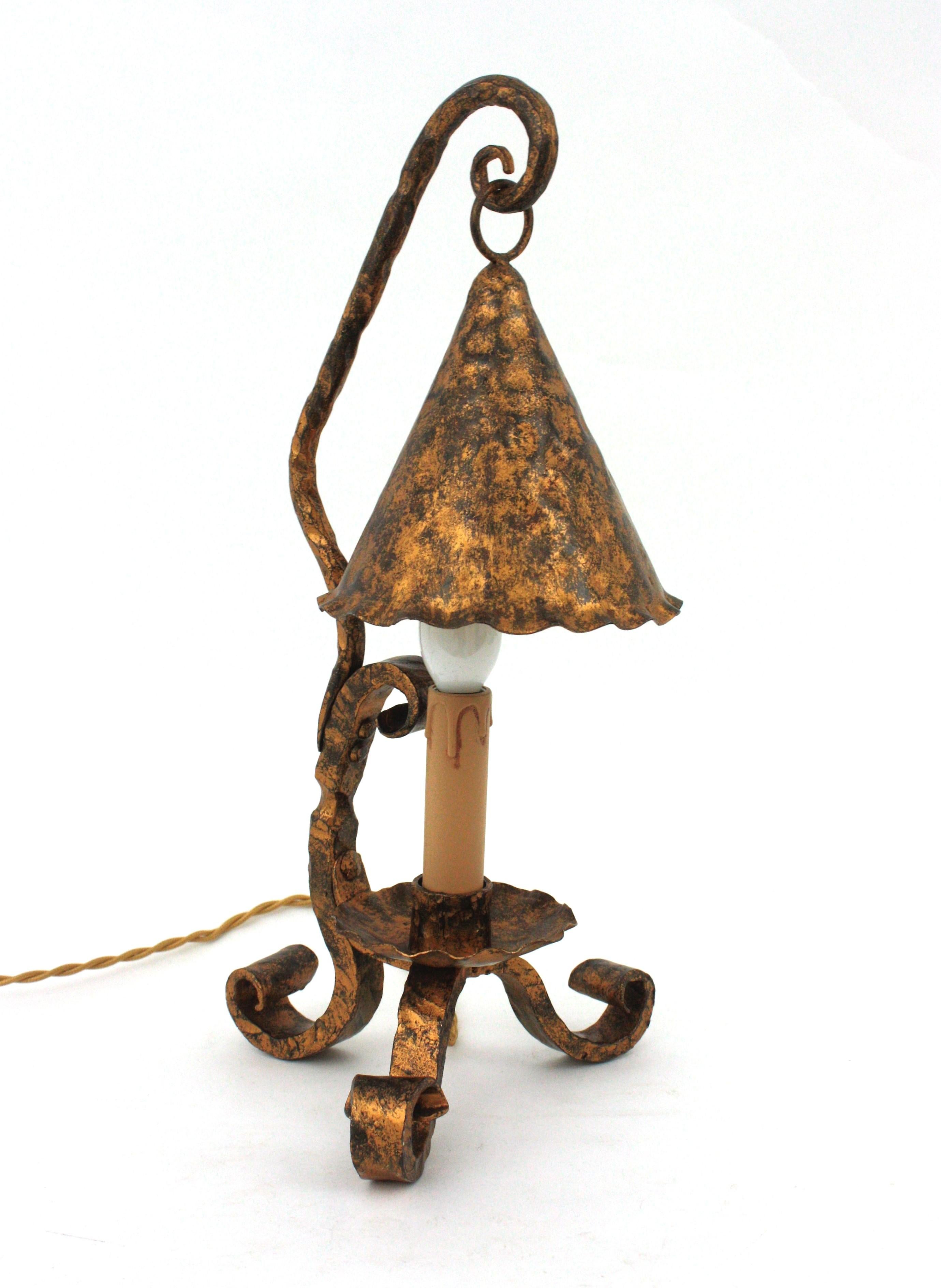 Spanish Medieval Table Lamp in Gilt Wrought Iron For Sale 1