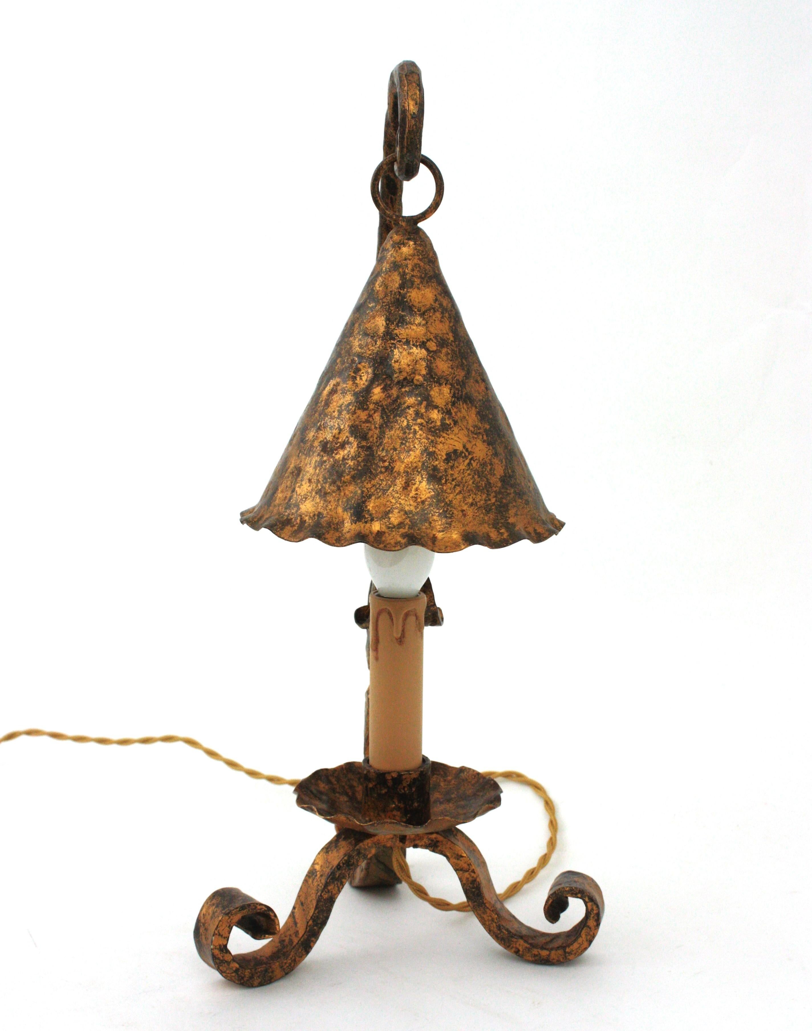 20ième siècle Lampe de table médiévale espagnole en fer forgé doré en vente