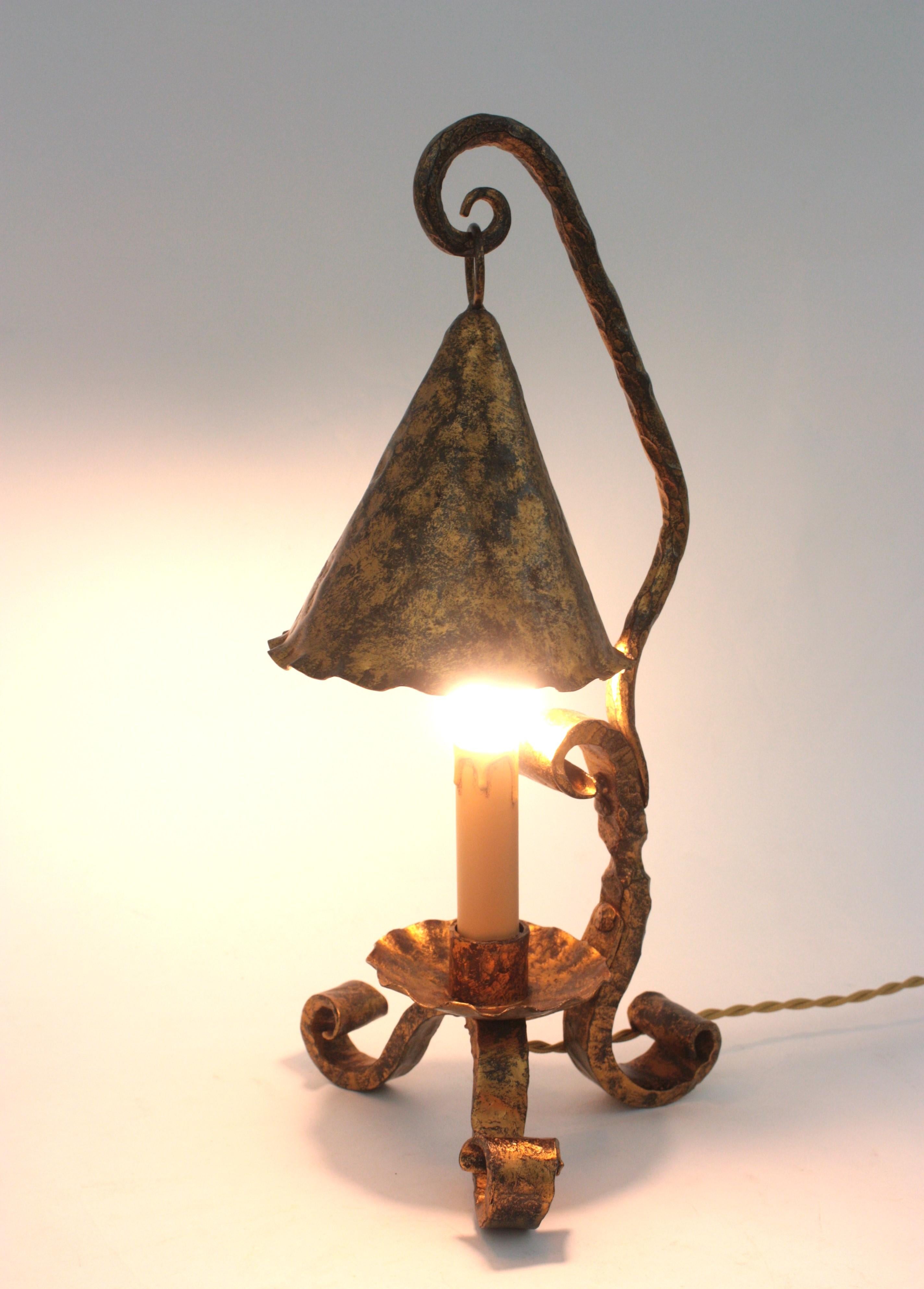 Fer Lampe de table médiévale espagnole en fer forgé doré en vente