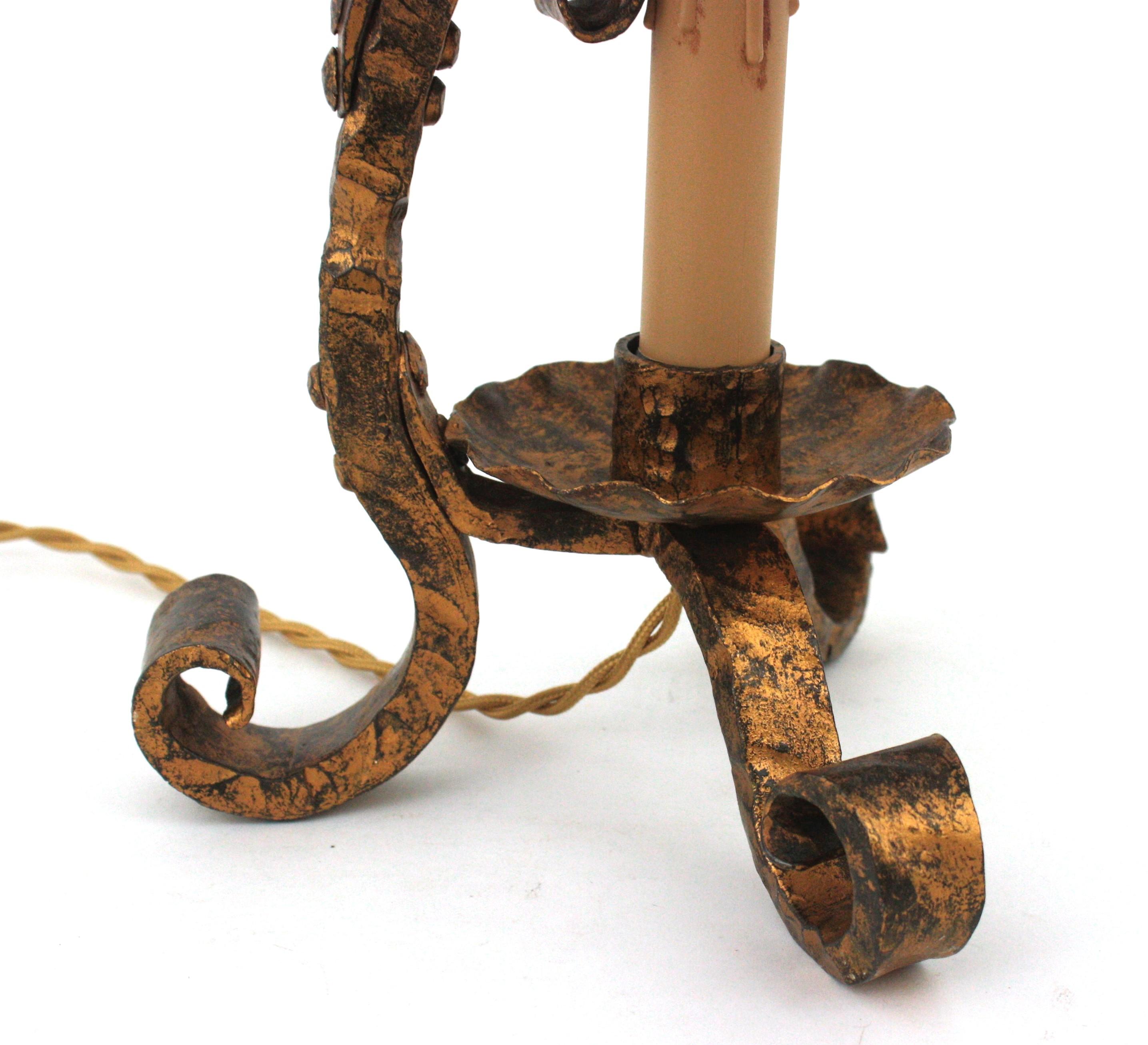 Lampe de table médiévale espagnole en fer forgé doré en vente 1