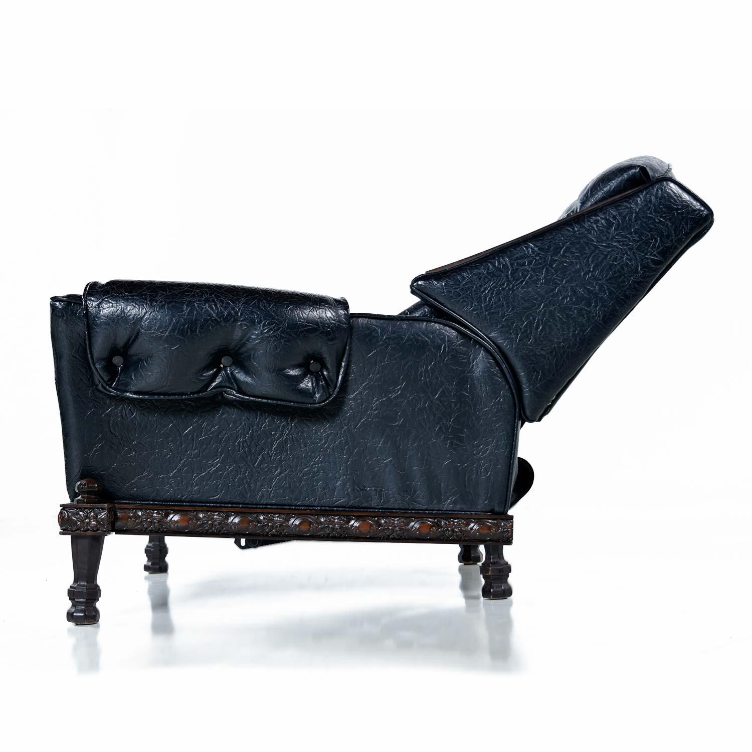 Spanish Meditteranean Style Black Tufted Vinyl Recliner Lounge Chair and Ottoman (Moderne der Mitte des Jahrhunderts)