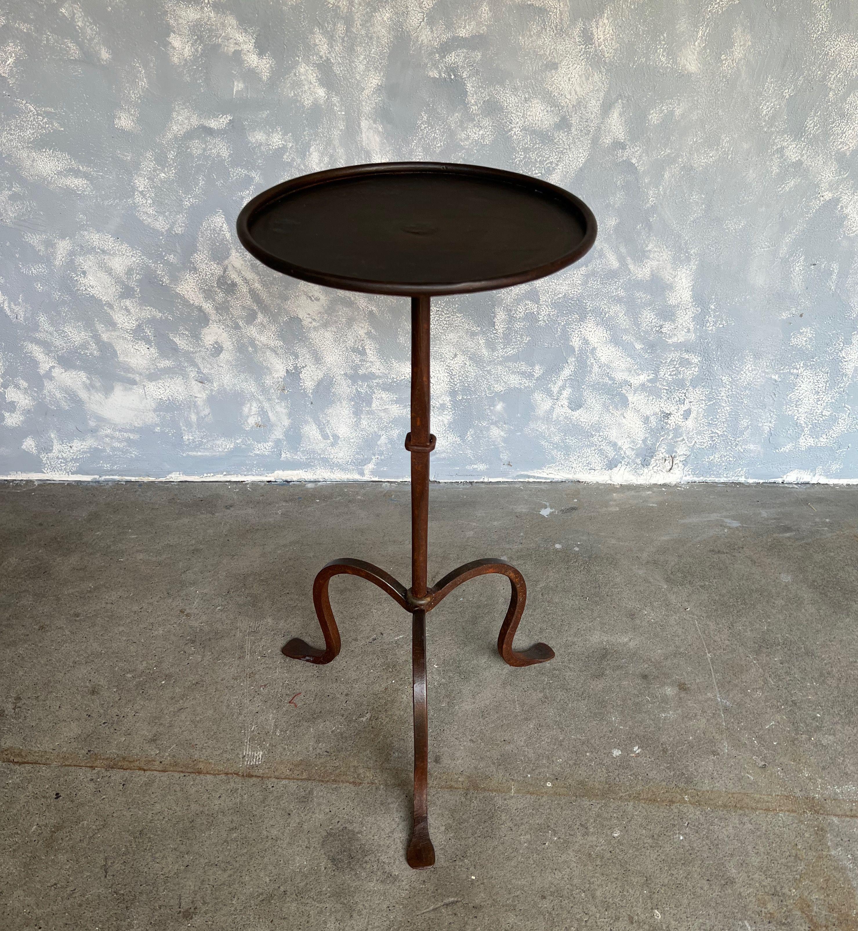 Small iron and metal end table with a tripod base and a central ring detail on the stem. Perfect for a drink, it can easily be moved around as needed. Beautiful bronze patina. 

Spanish, 1950s. Very good vintage condition.



Dimensions: 22”H
