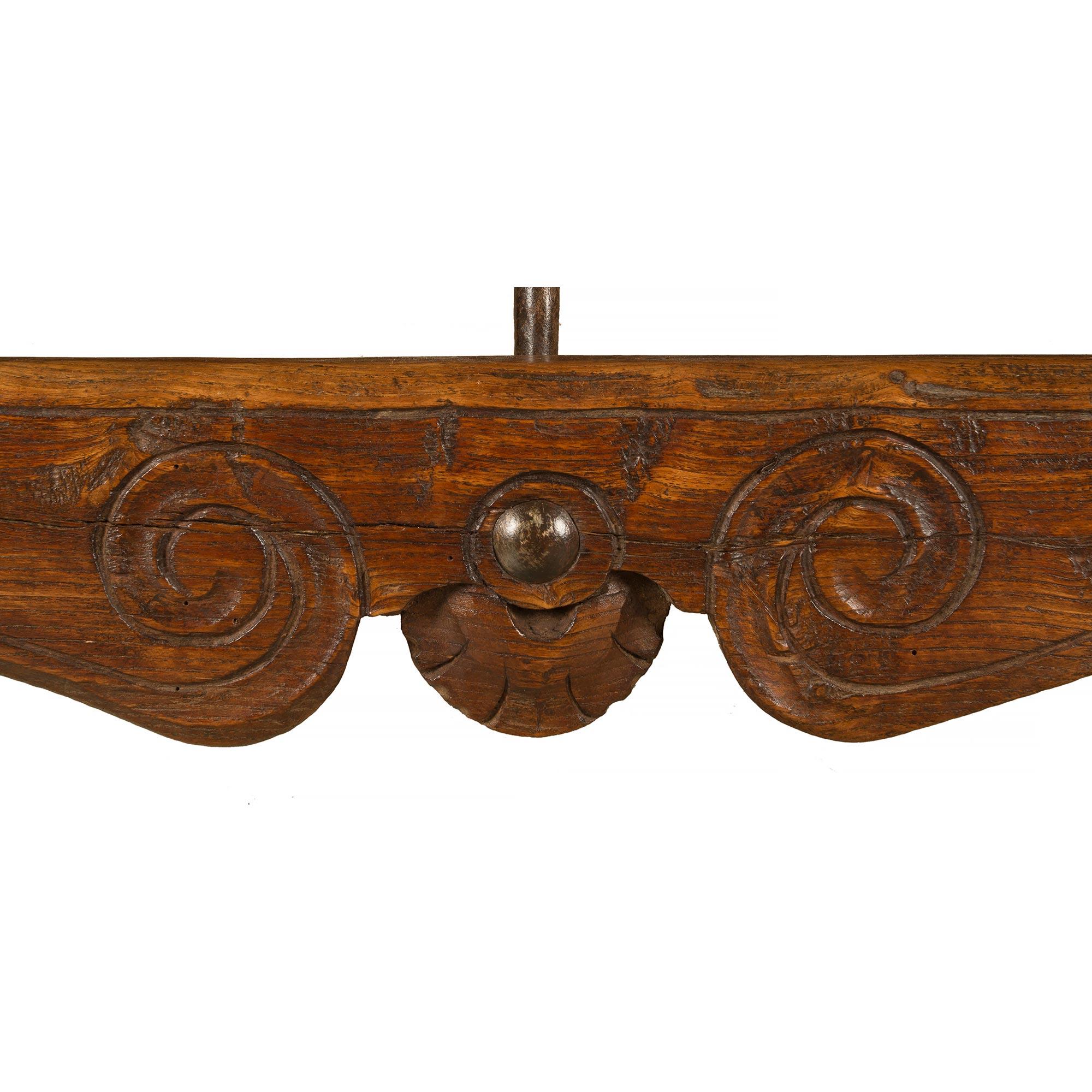 Table de salle à manger/table d'appoint espagnole de style campagnard du milieu du XIXe siècle en chêne patiné foncé en vente 1