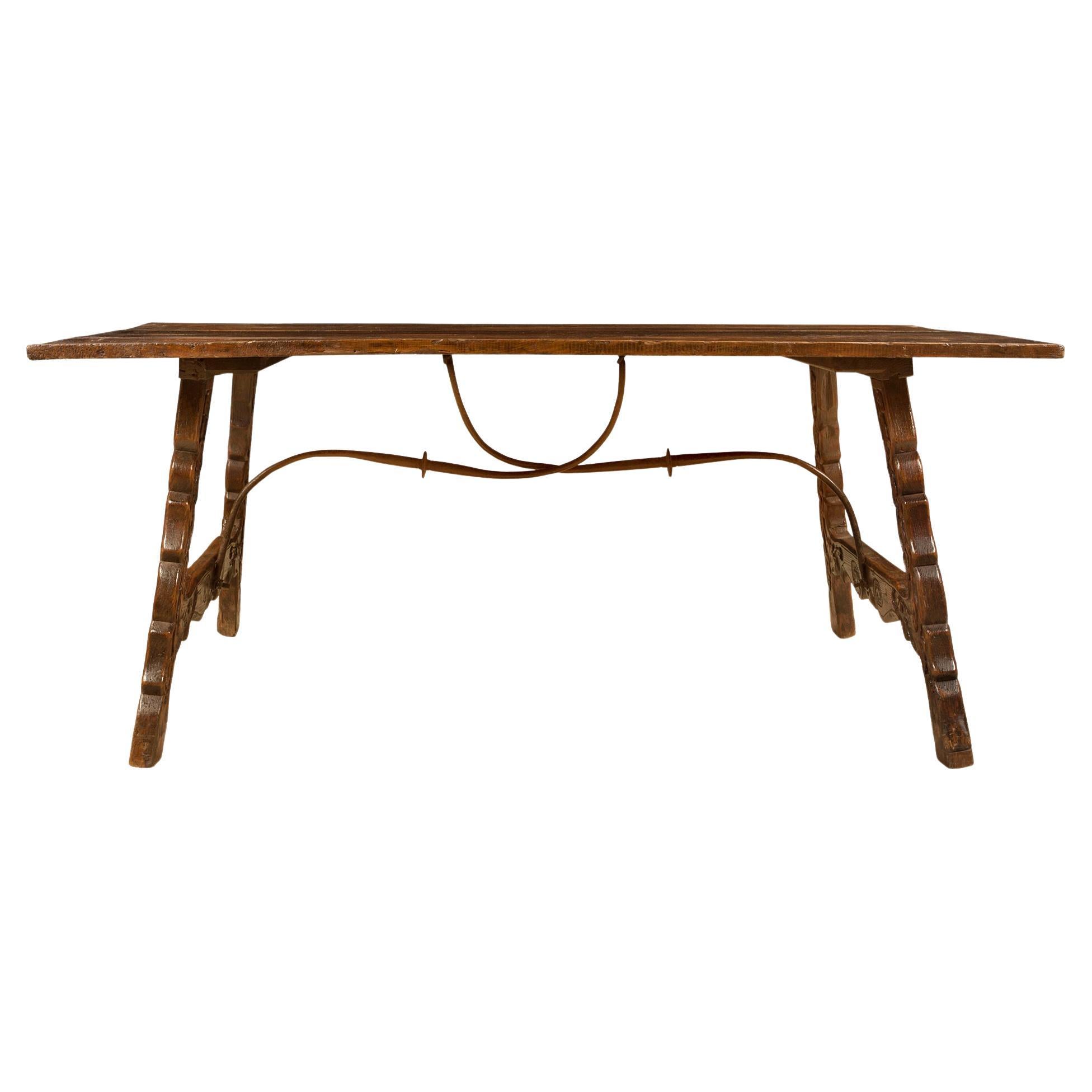 Table de salle à manger/table d'appoint espagnole de style campagnard du milieu du XIXe siècle en chêne patiné foncé en vente