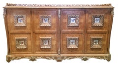 Buffet espagnol du milieu du XXe siècle sculpté avec quatre panneaux en céramique décorés dans les portes