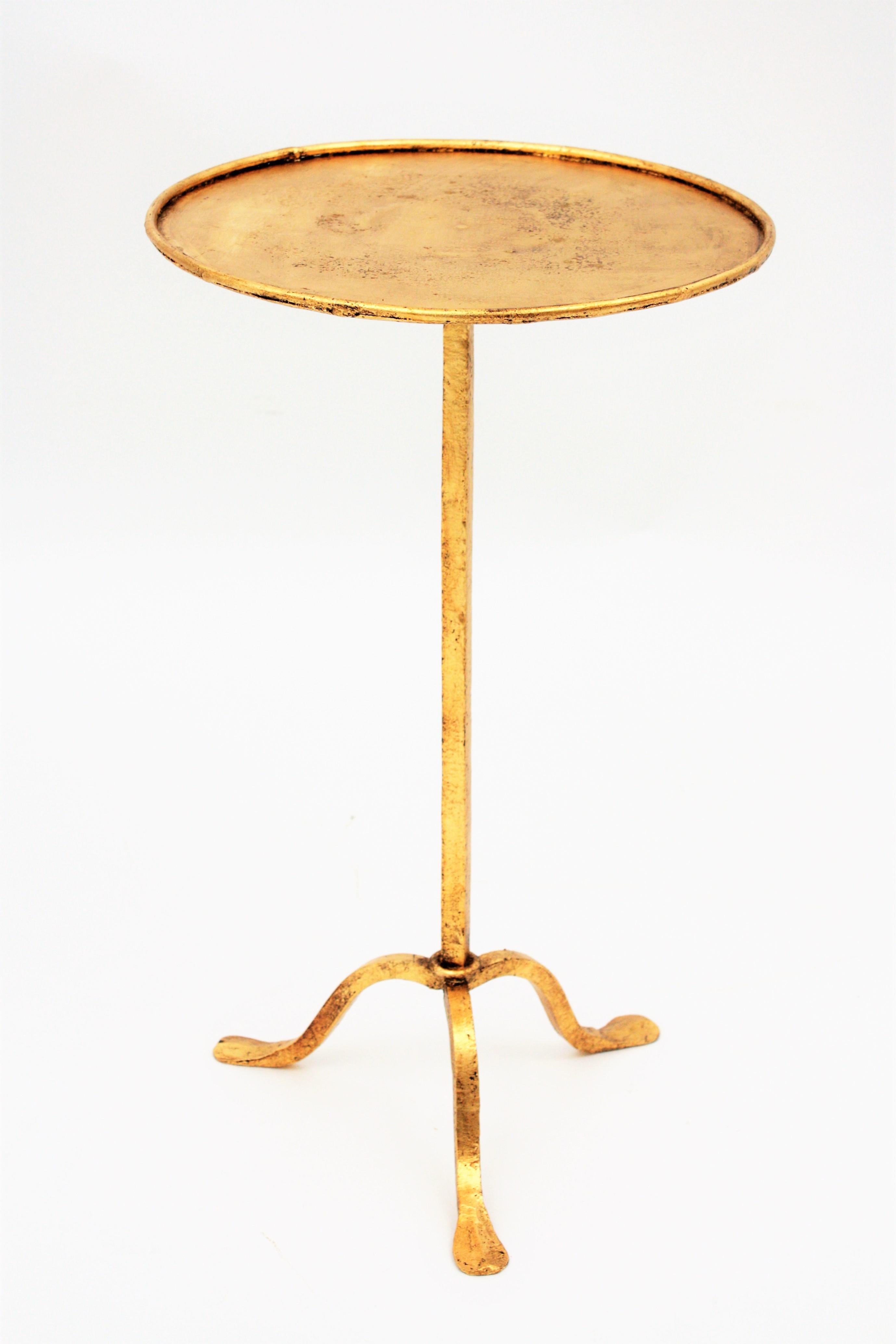 Beautiful hand-hammered gilt iron gueridon or drinks table on a tripod base. Very decorative as a side table, coffee table, Martini table, candle stand or pedestal. Spain, 1940s-1950s.

Avaliable other similar tables and gilt iron pieces in this