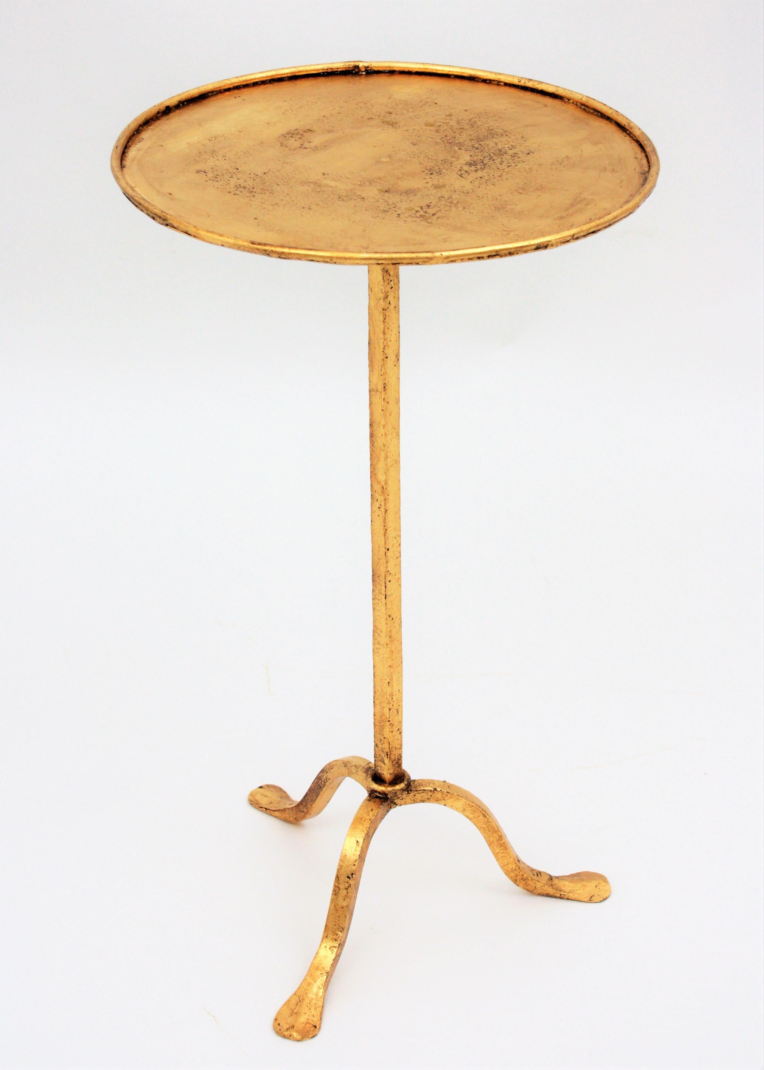 Spanish Mid-20th Century Hand-Hammered Gilt Iron Drinks Table In Excellent Condition In Barcelona, ES