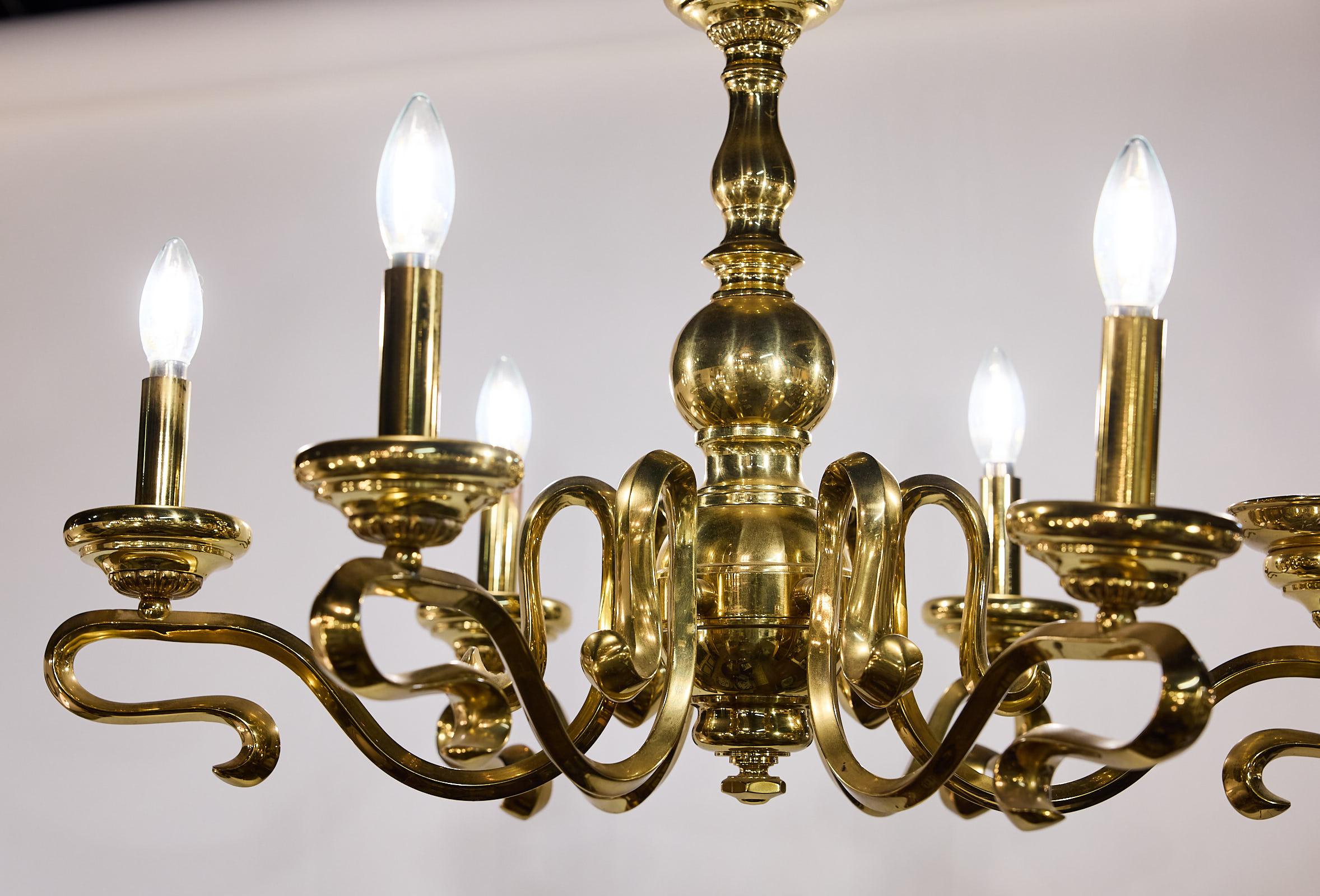 Baroque Lustre espagnol du milieu du siècle en laiton à six bras de lumière en vente