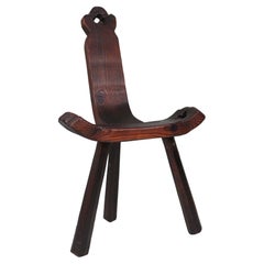 Tabouret de naissance en bois sculpté espagnol du milieu du siècle à caractère brutaliste
