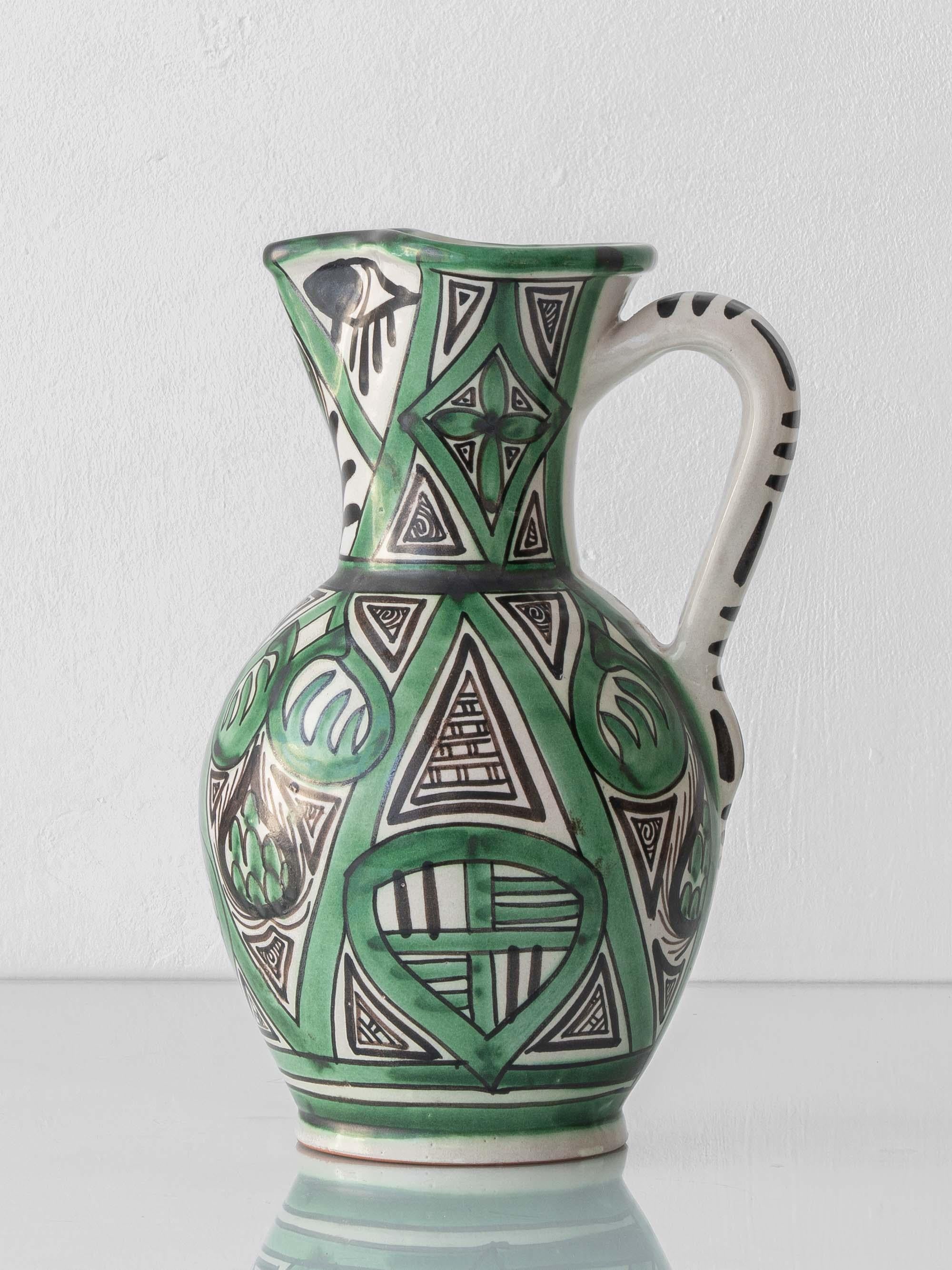Dieser von Domingo Punter handgedrehte, handbemalte und signierte spanische Keramikkrug aus der Mitte des 20. Jahrhunderts ist eine eindrucksvolle Verschmelzung von mittelalterlicher Tradition und moderner Kunstfertigkeit. Sie wurde in den