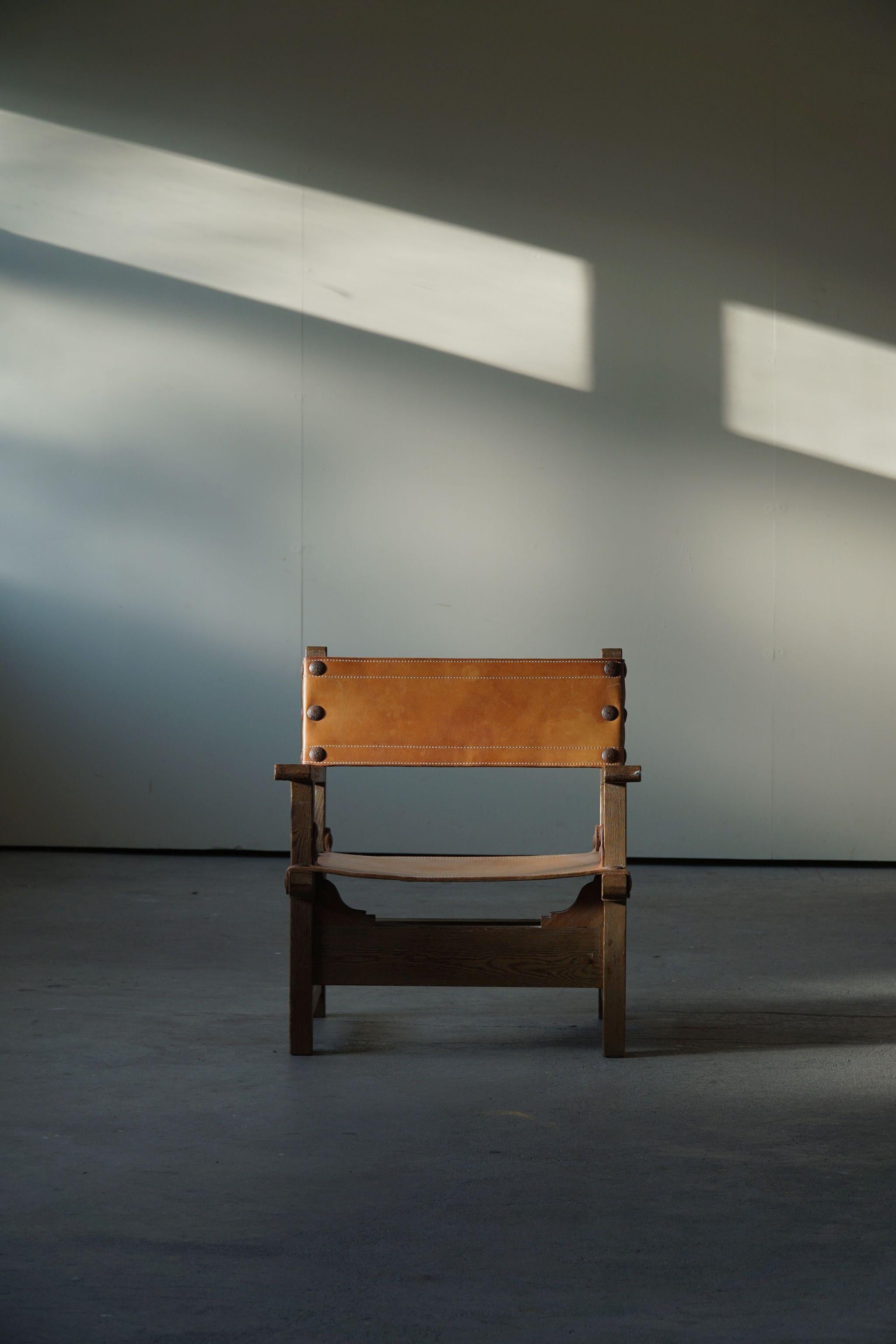 Spanischer brutalistischer Mid-Century-Modern-Sessel aus Eiche und cognacfarbenem Leder, 1960er Jahre (Skandinavische Moderne) im Angebot