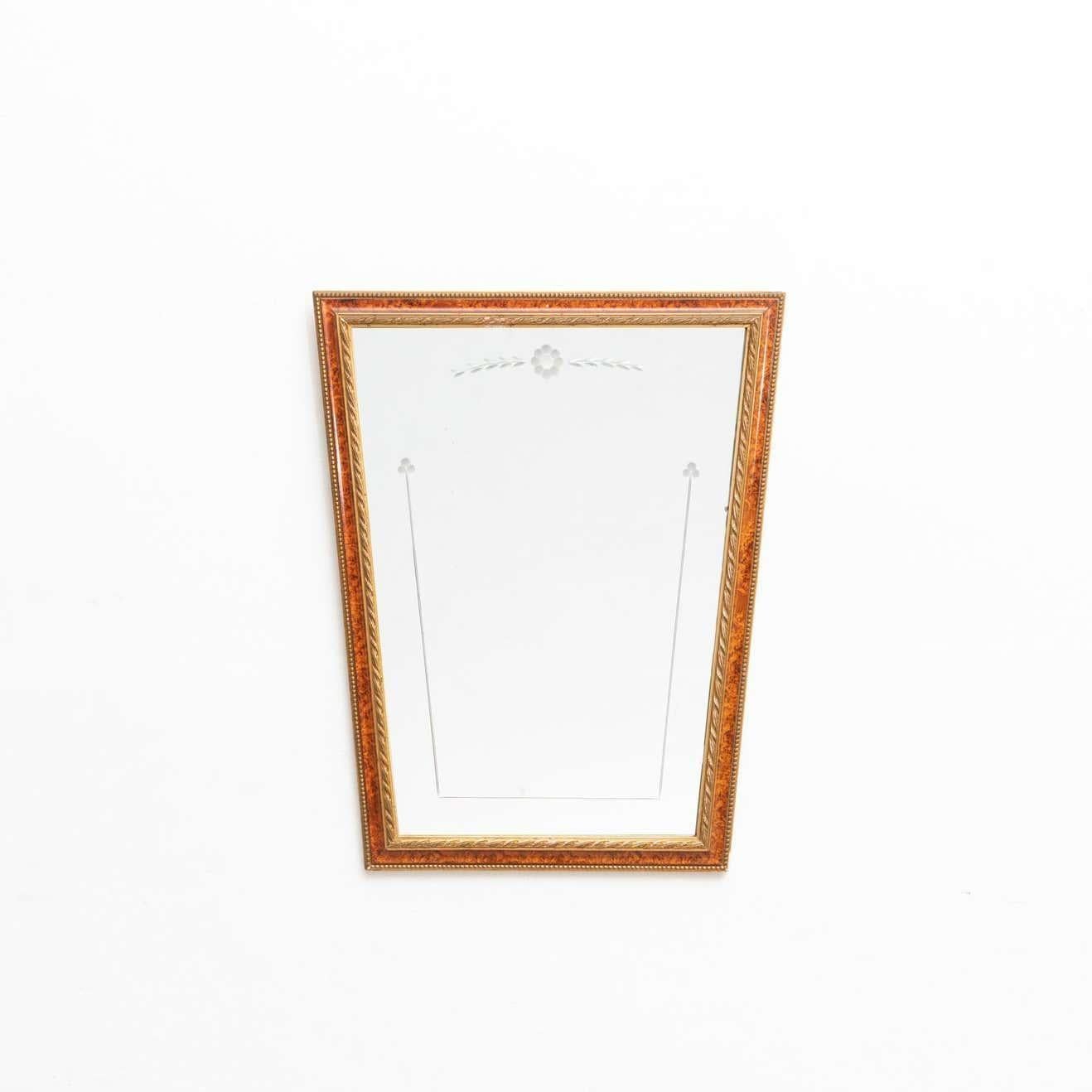 Miroir en bois du milieu du siècle fabriqué à la main en France, vers 1950.
Fabriqué en bois.

En état d'origine, avec de légères usures dues à l'âge et à l'utilisation, préservant une belle patine.
