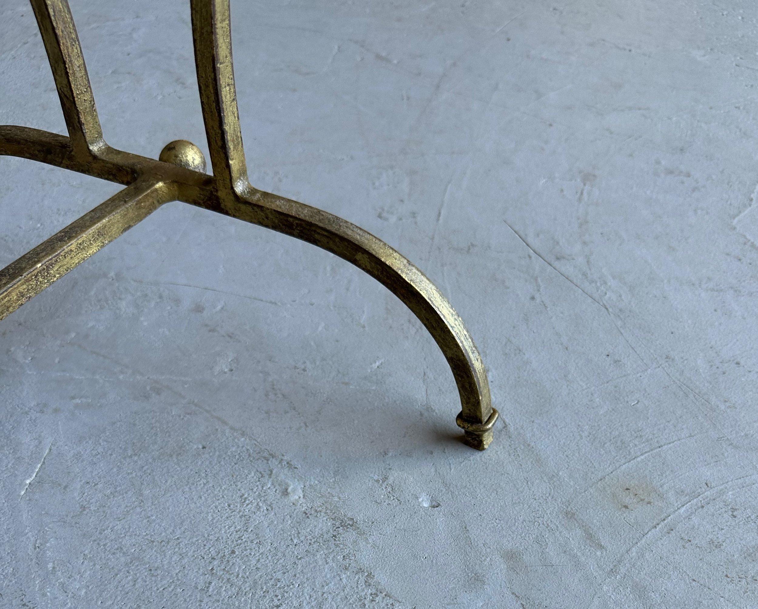 Panchina spagnola in ferro della metà del secolo scorso con base ad arco In condizioni buone in vendita a Buchanan, NY