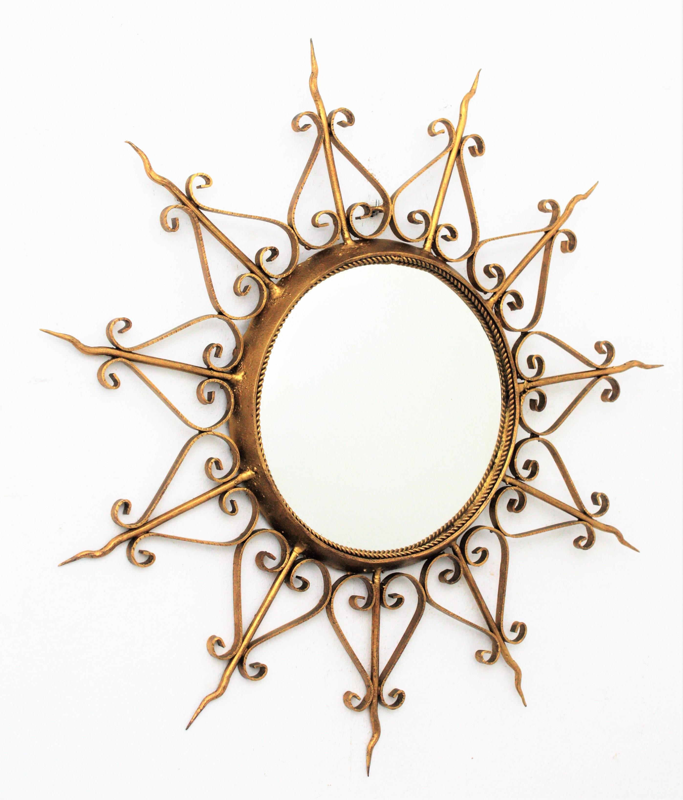 Spanish Mid-Century Modern Ornamented Gilt Metal Convex Sunburst Mirror In Excellent Condition In Barcelona, ES