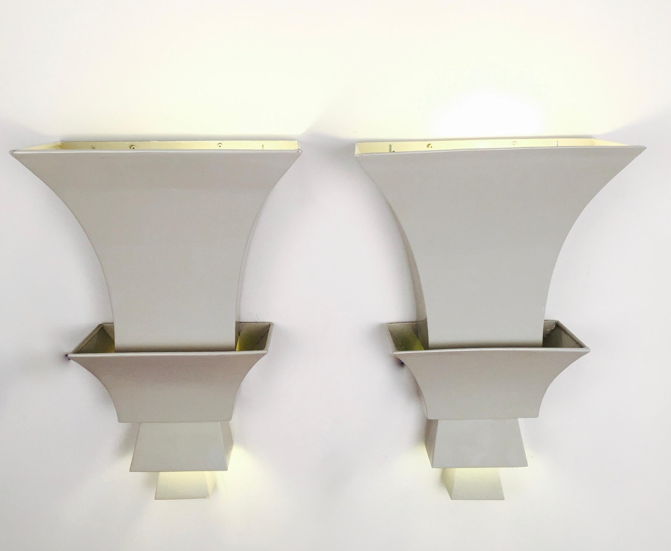 A stunning pair of Spanish 1972 metal sconces. Frame of white-grey enameled metal.
Provenance: Form the luxurious Madrid Villa Magna Hotel opened in 1972 and closed down for renovation in 2021.
Vid attache images.
Two pairs available.