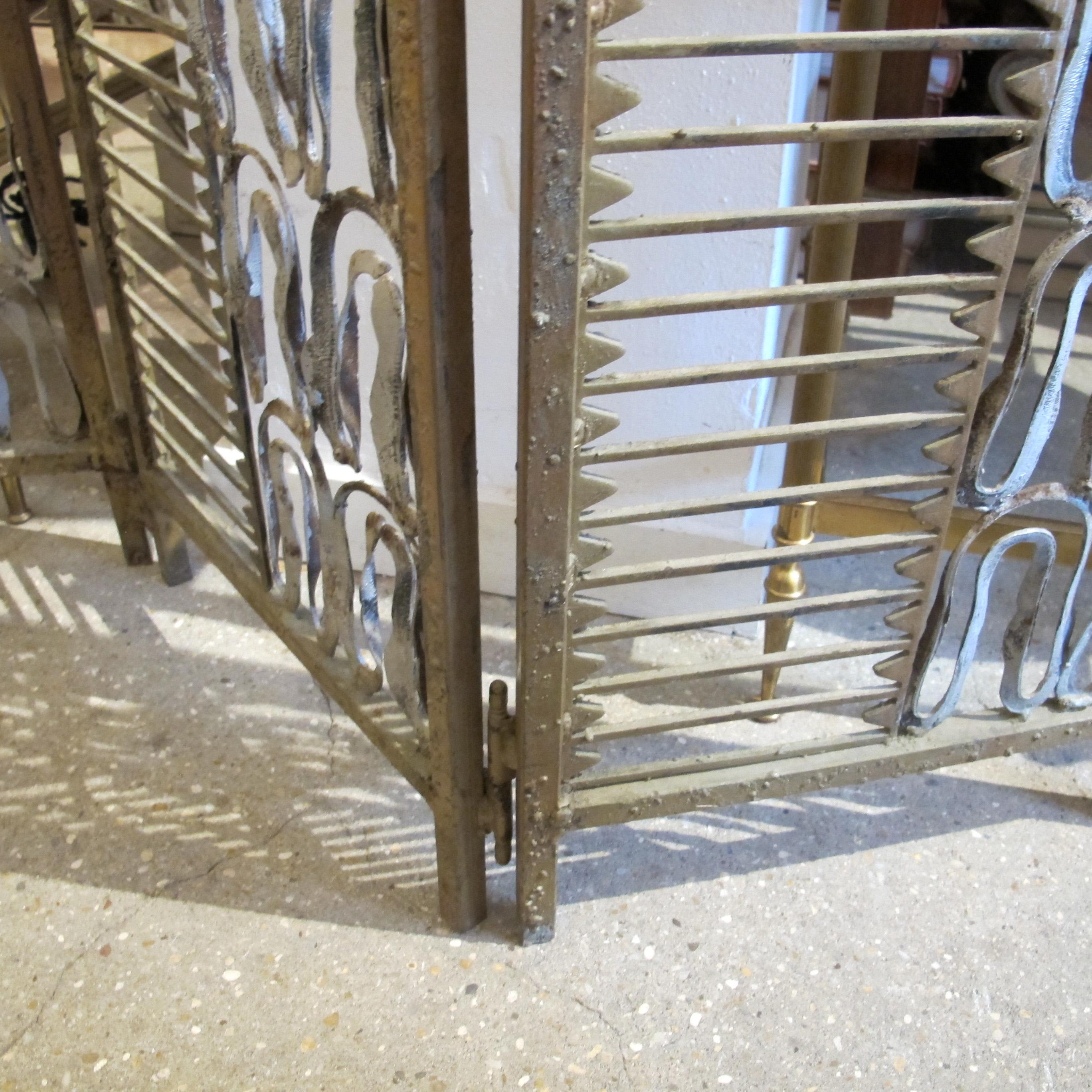 Mid-Century moderno Divisorio a tre pannelli in ferro battuto spagnolo della metà del secolo scorso - Paravento in vendita