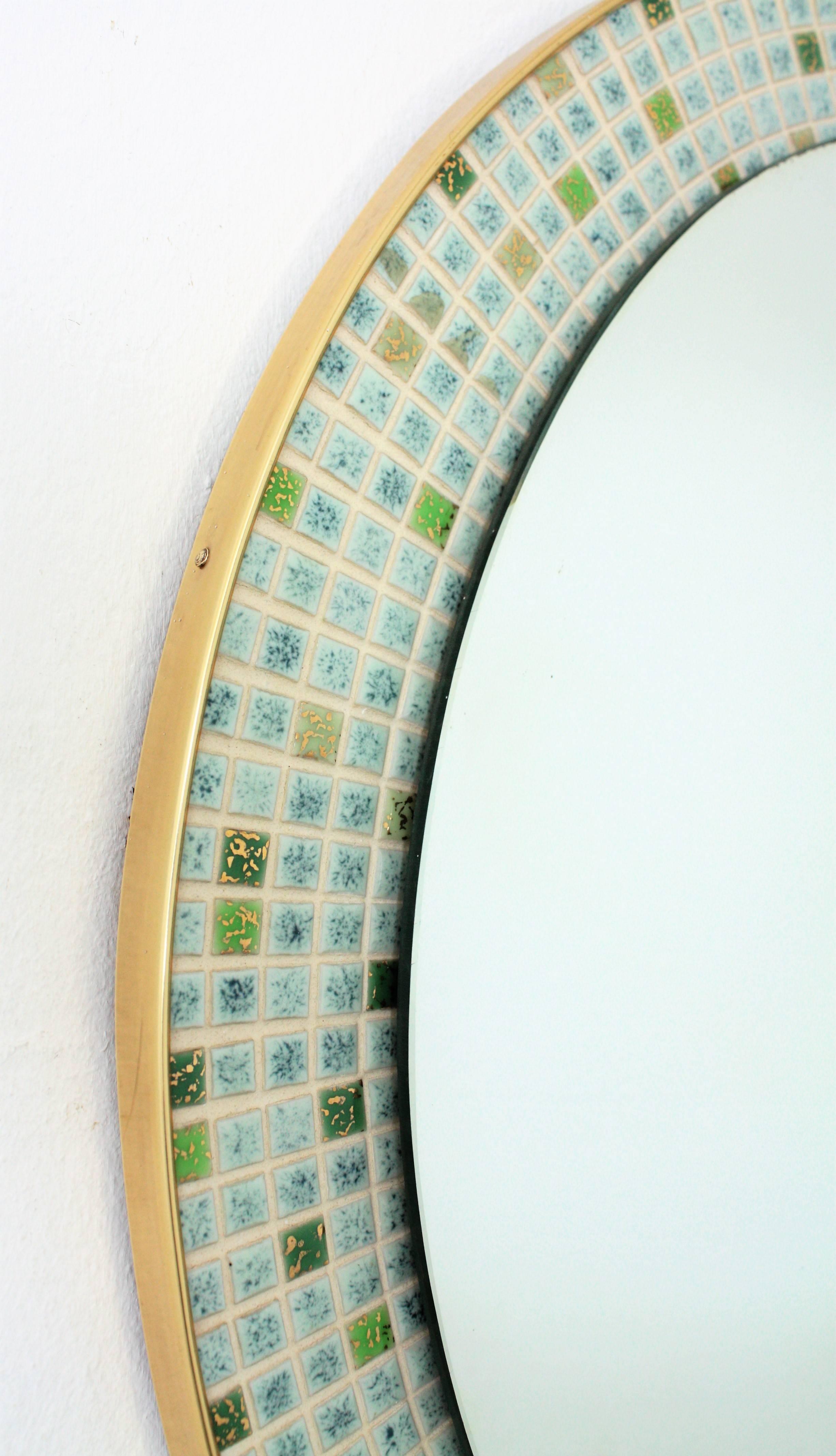 Smaltato Specchio da parete rotondo con cornice a mosaico di piastrelle di ceramica, Spagna, anni '60 in vendita