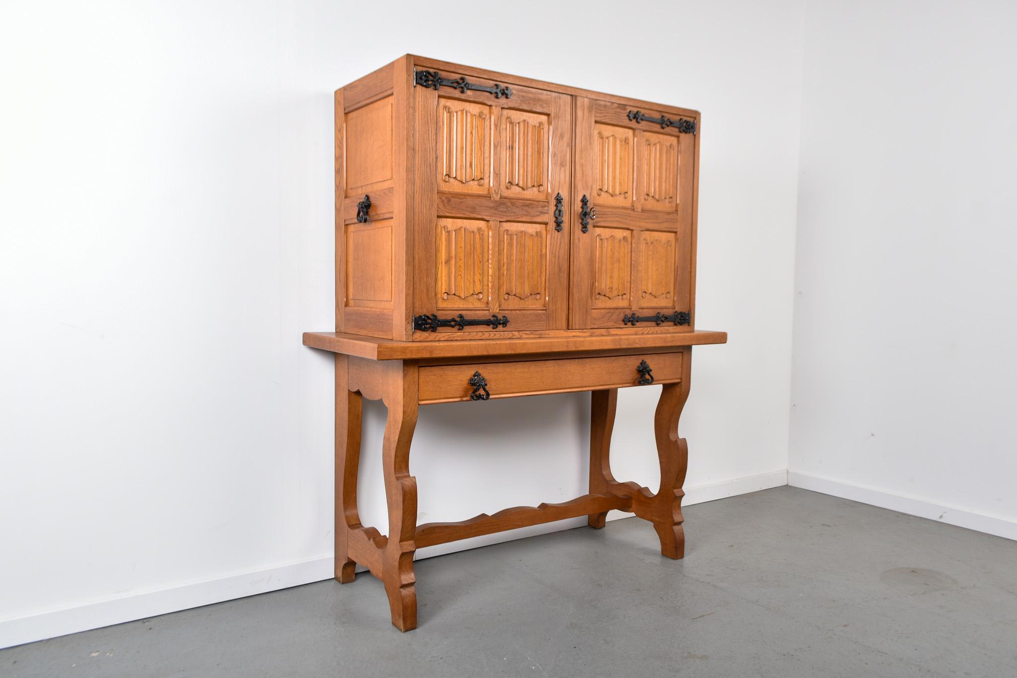 Spanish Oak barcabinet made in the 1970's

In very good condition